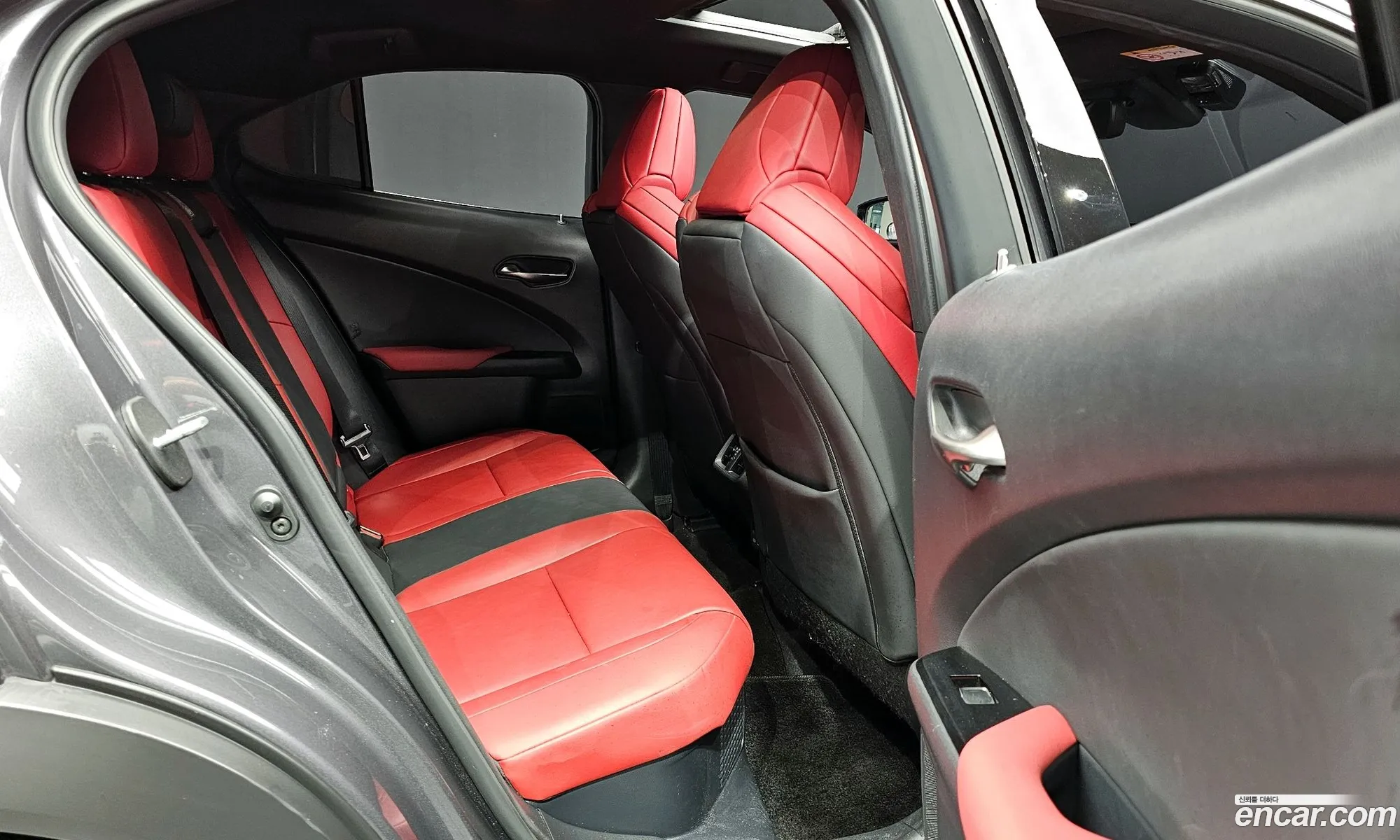 Lexus UX250h 2023 — 13