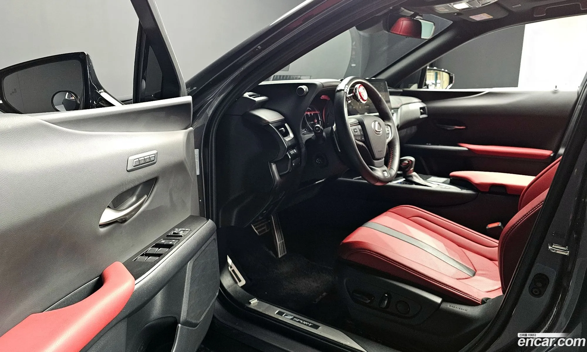 Lexus UX250h 2023 — 22