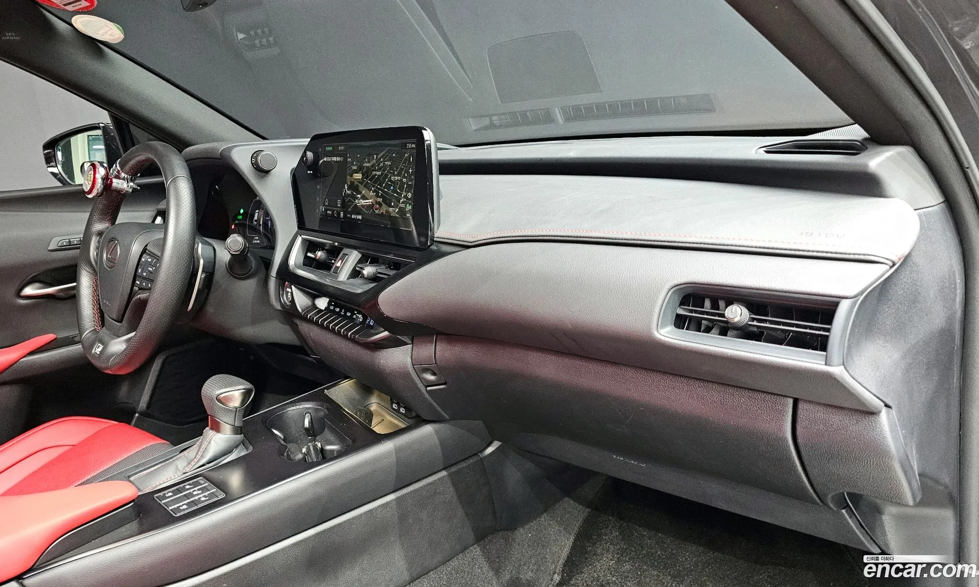 Lexus UX250h 2023 — 10