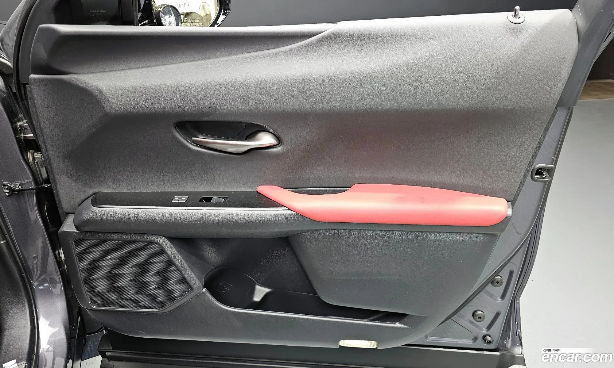 Lexus UX250h 2023 — 14