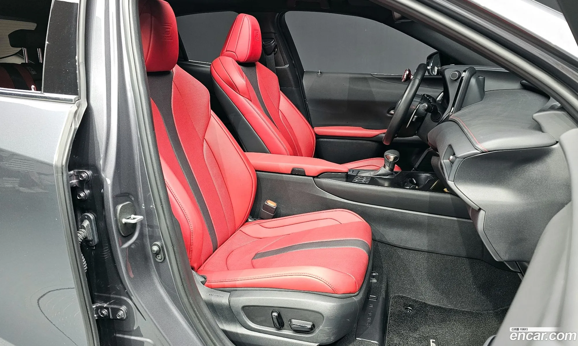 Lexus UX250h 2023 — 23