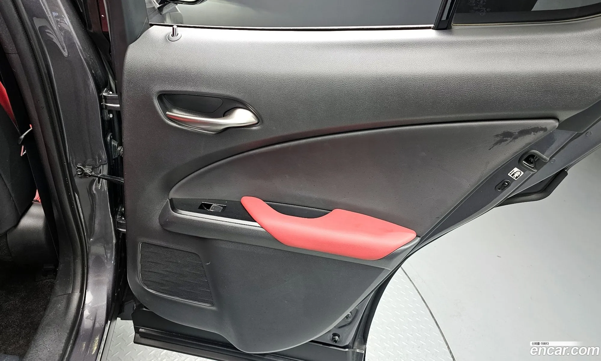 Lexus UX250h 2023 — 26