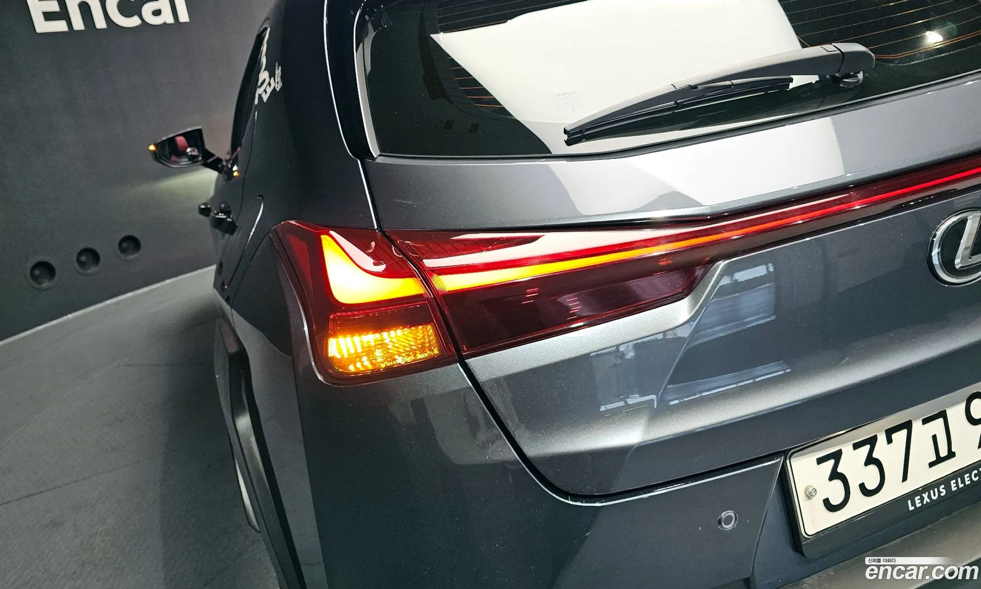 Lexus UX250h 2023 — 17