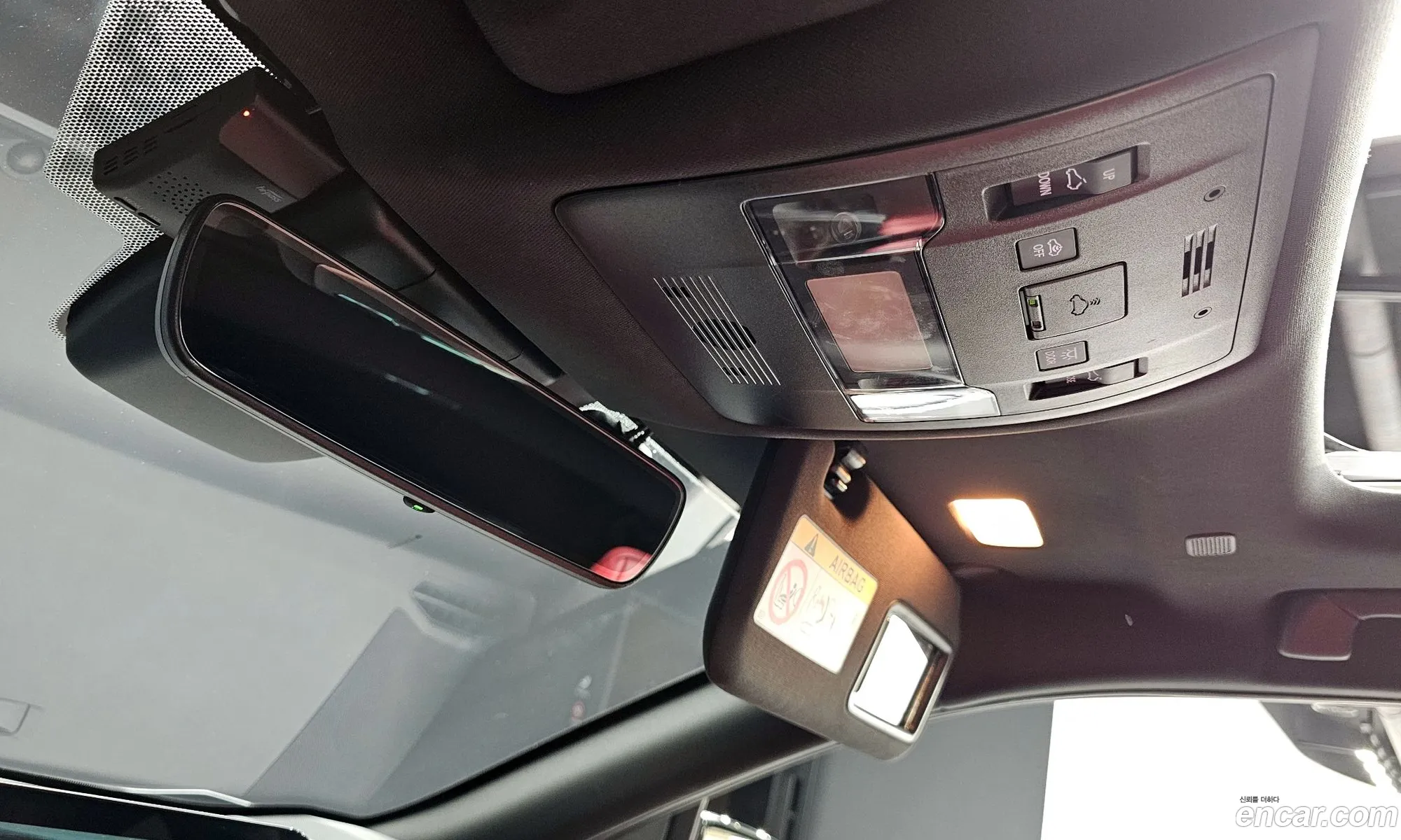 Lexus UX250h 2023 — 9