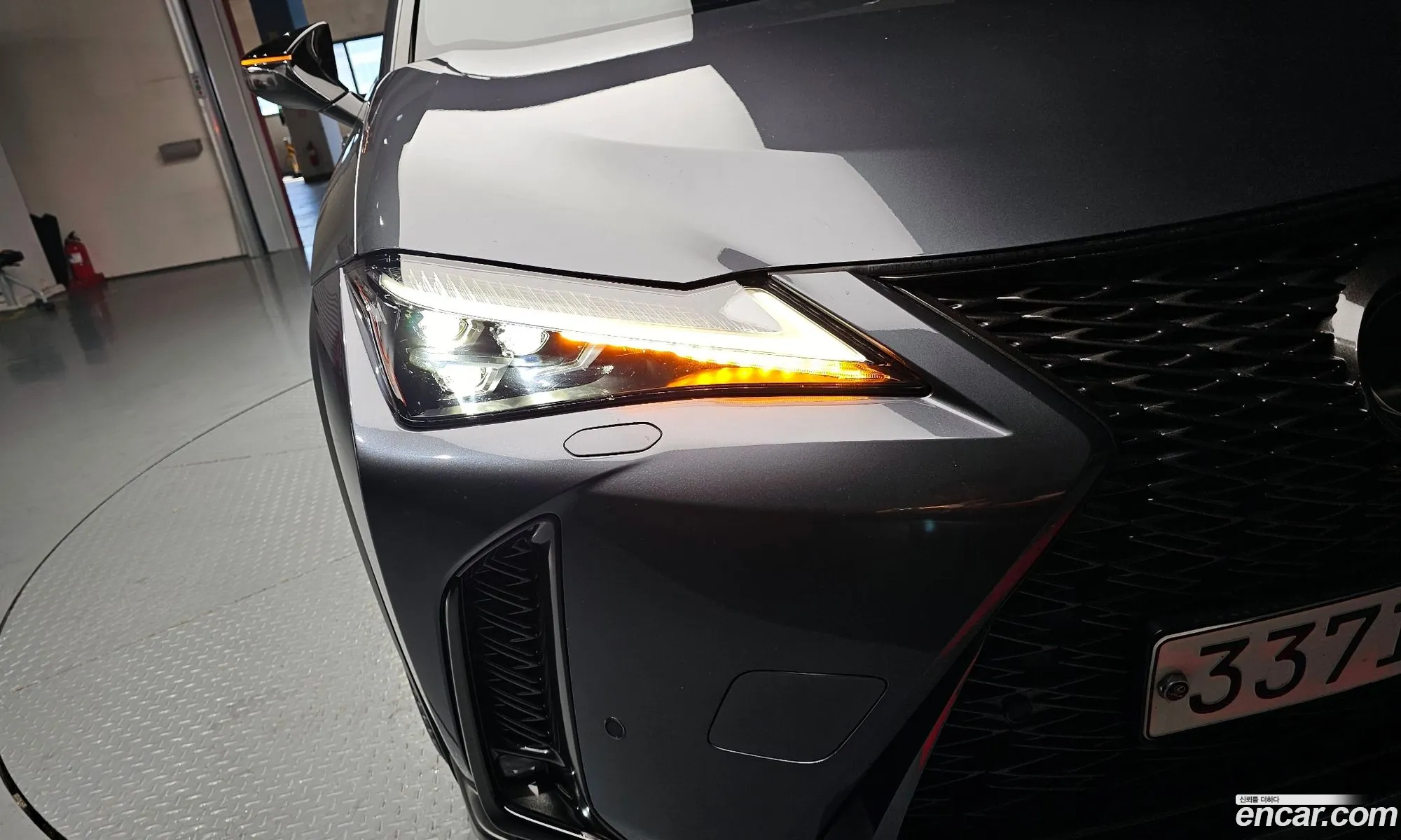 Lexus UX250h 2023 — 28