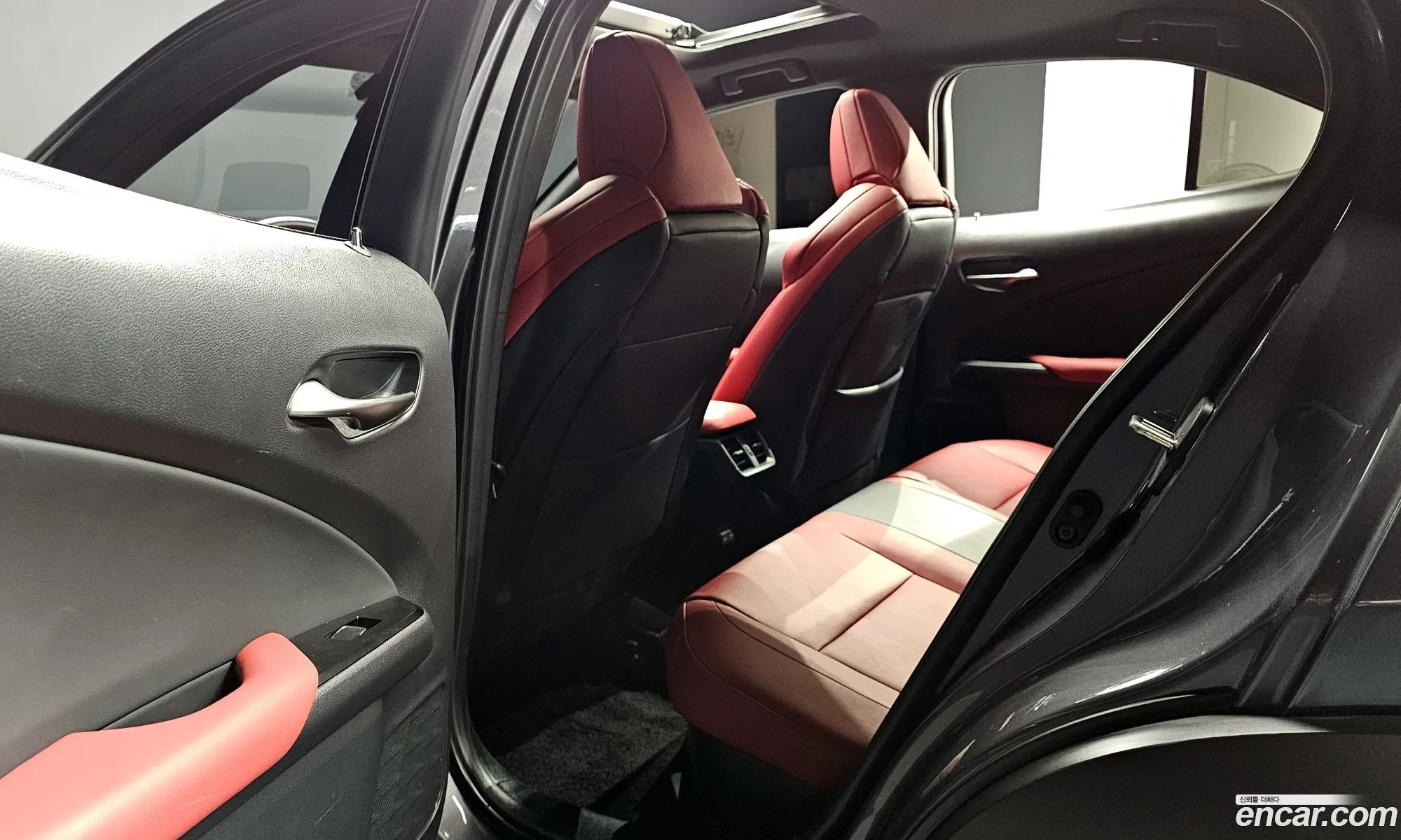 Lexus UX250h 2023 — 16