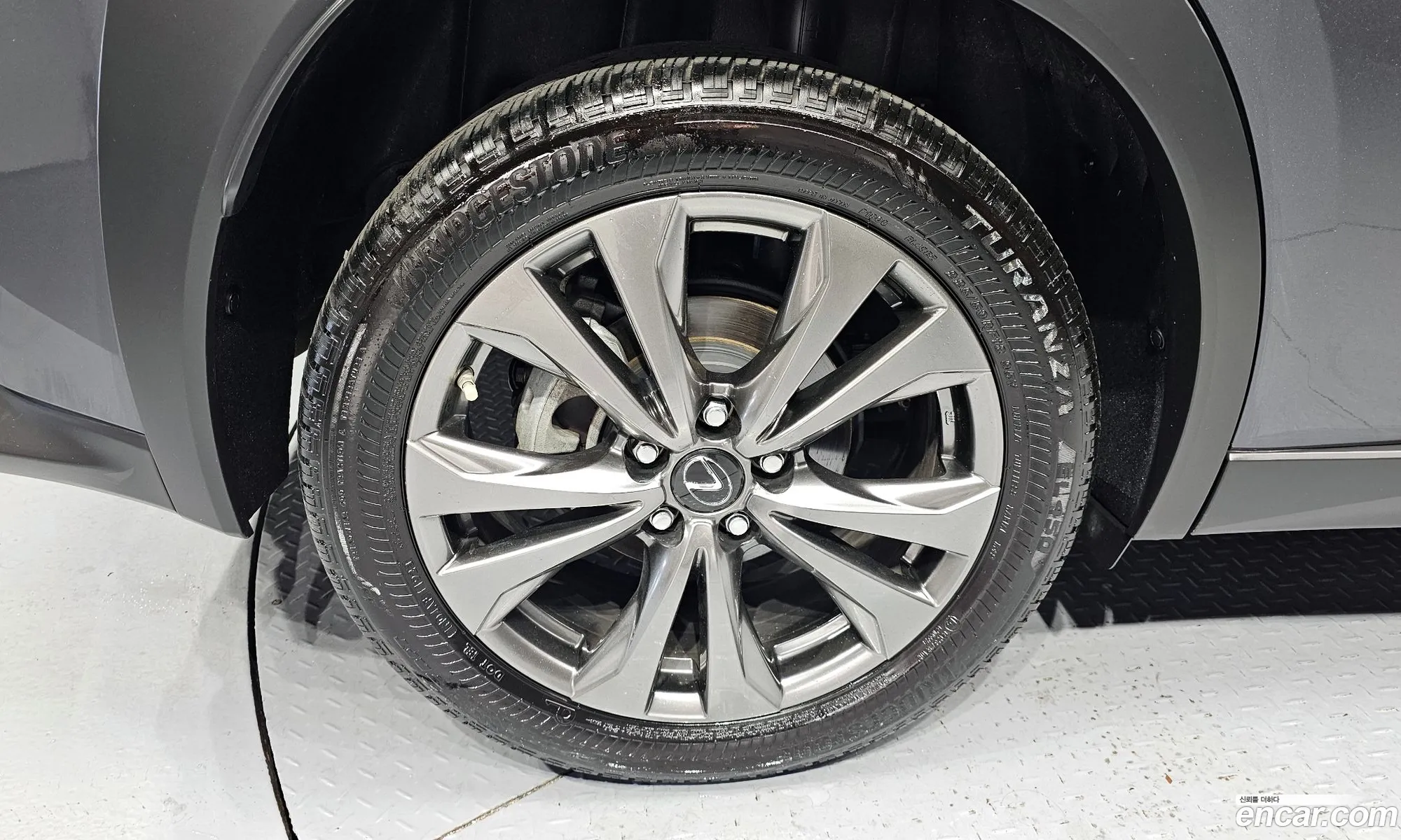 Lexus UX250h 2023 — 8