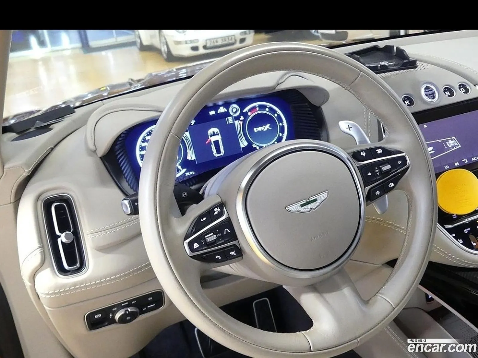 Aston Martin DBX 2023 — 11
