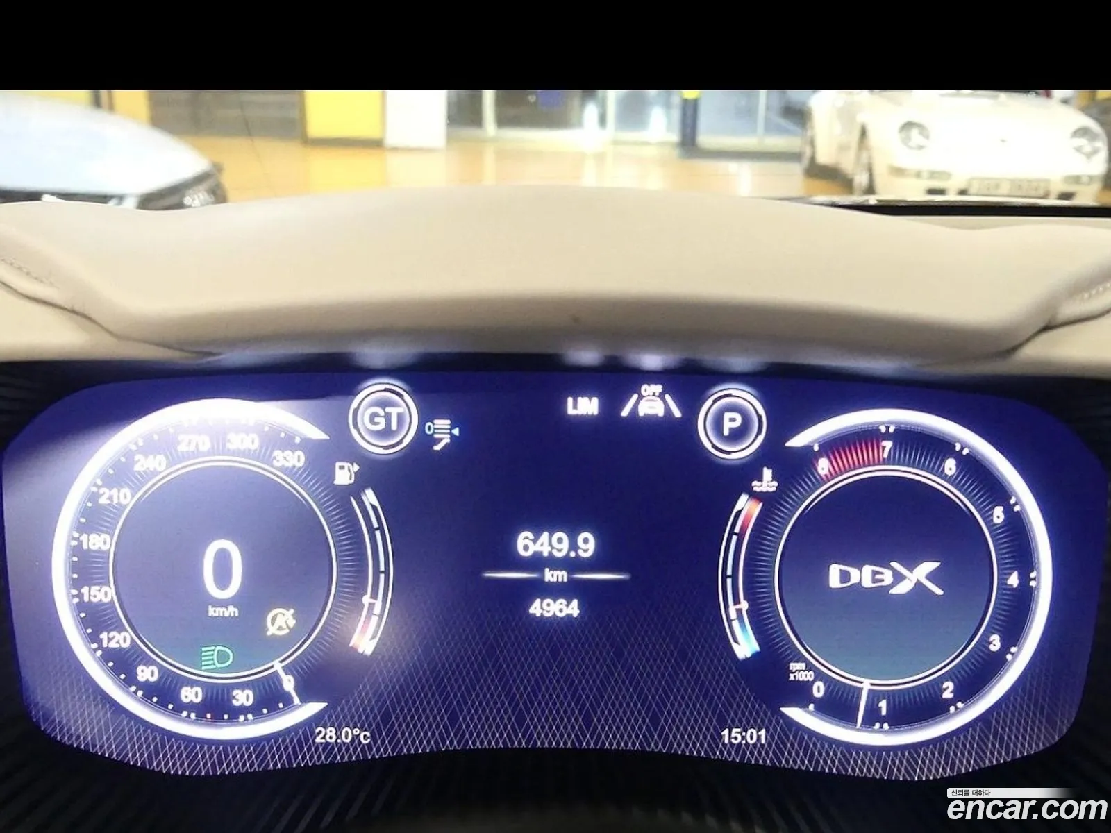 Aston Martin DBX 2023 — 16