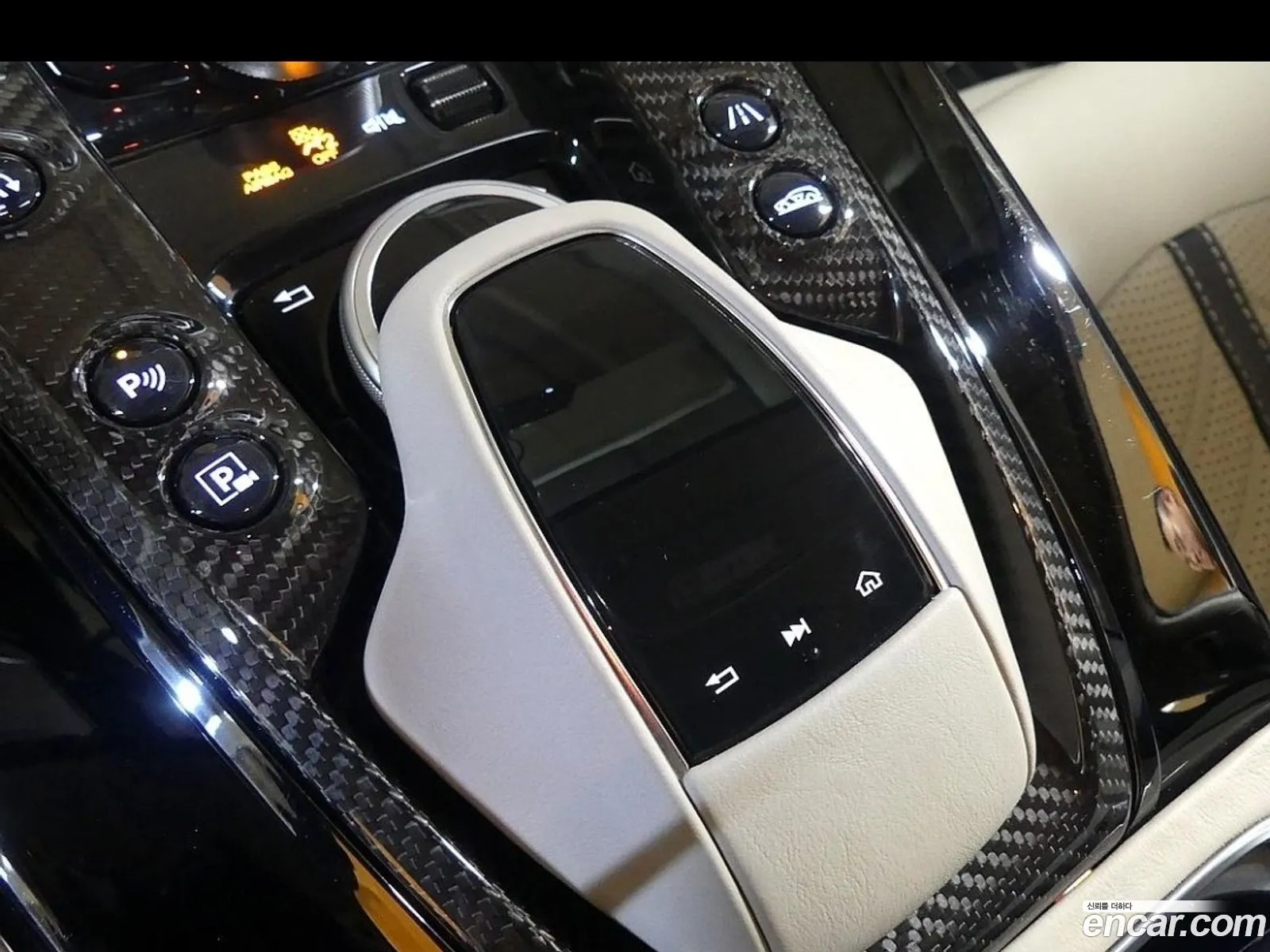 Aston Martin DBX 2023 — 12