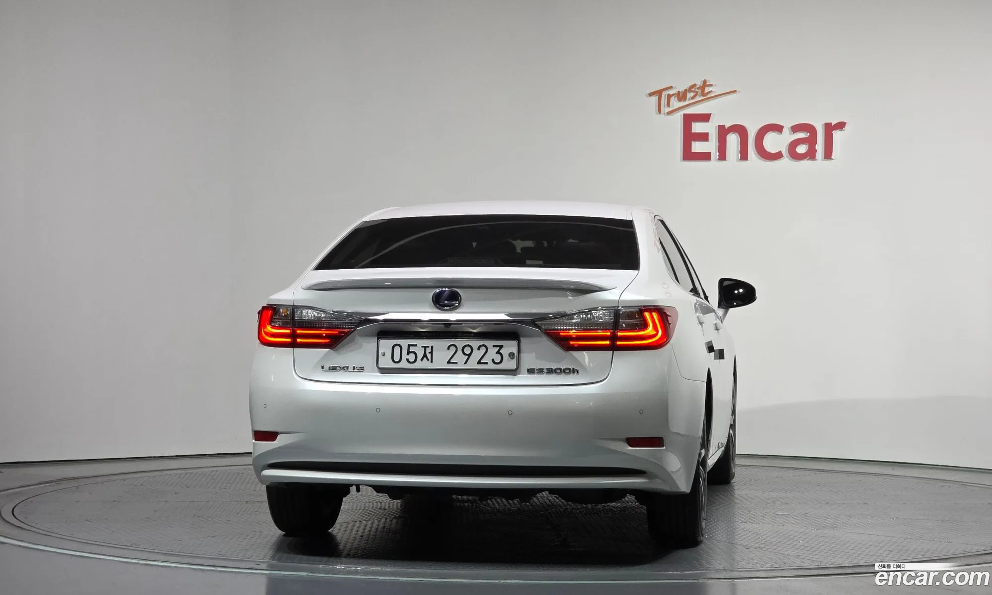Lexus ES300h 2018 JTHBW1GG9J2176694 — 2