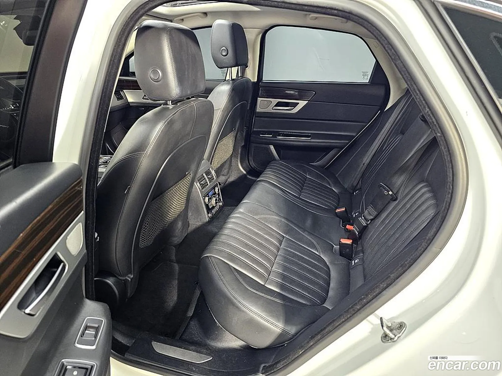 Jaguar XF 2016 — 15