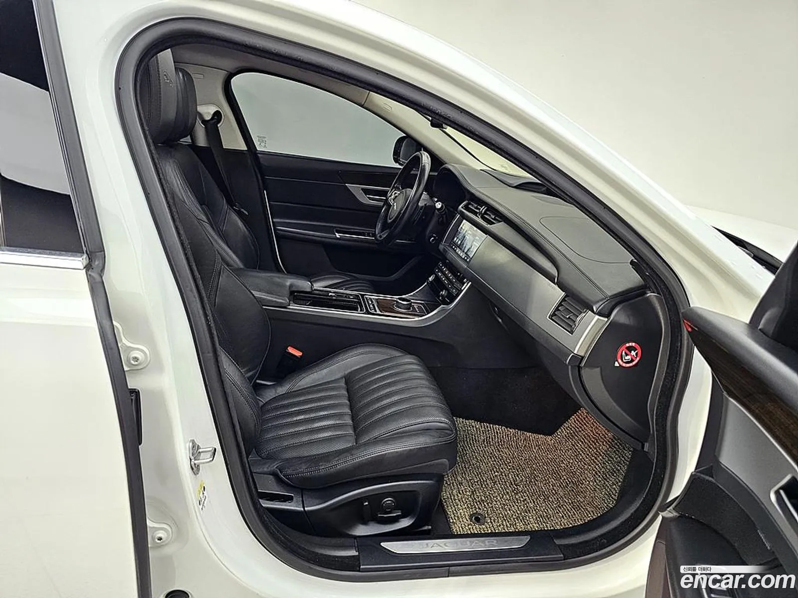 Jaguar XF 2016 — 13