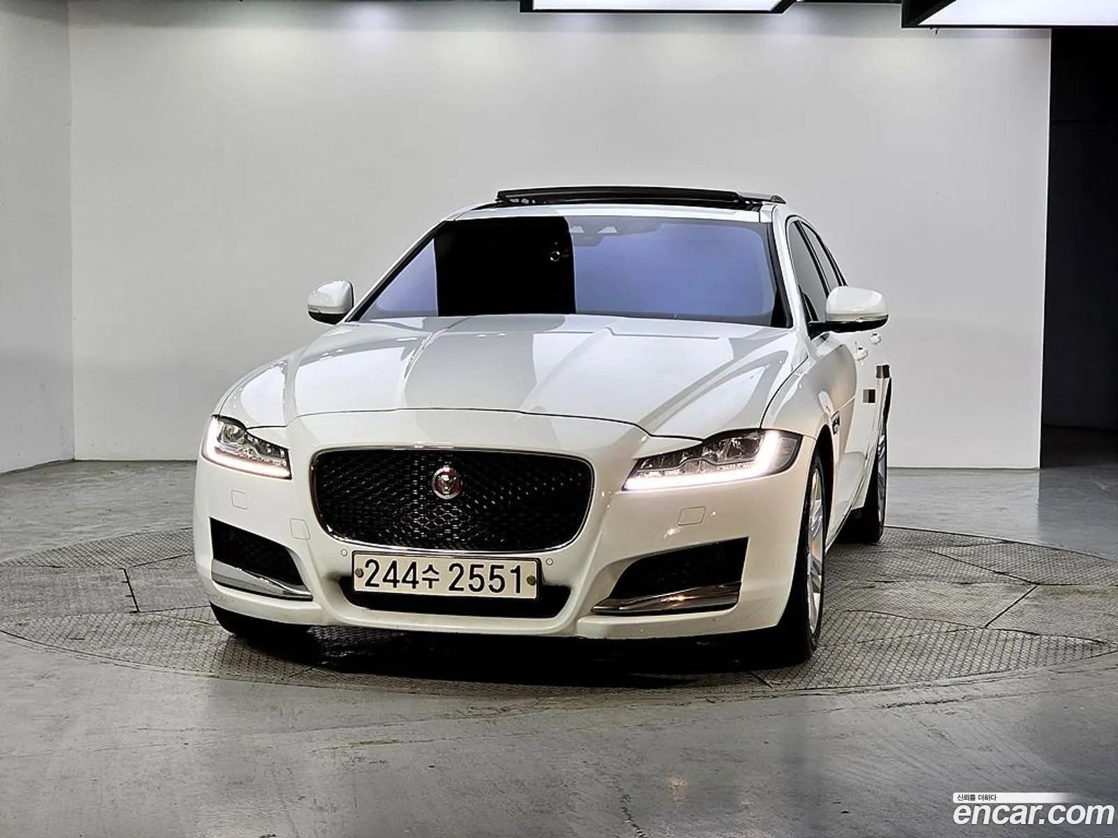 Jaguar XF 2016 — 19