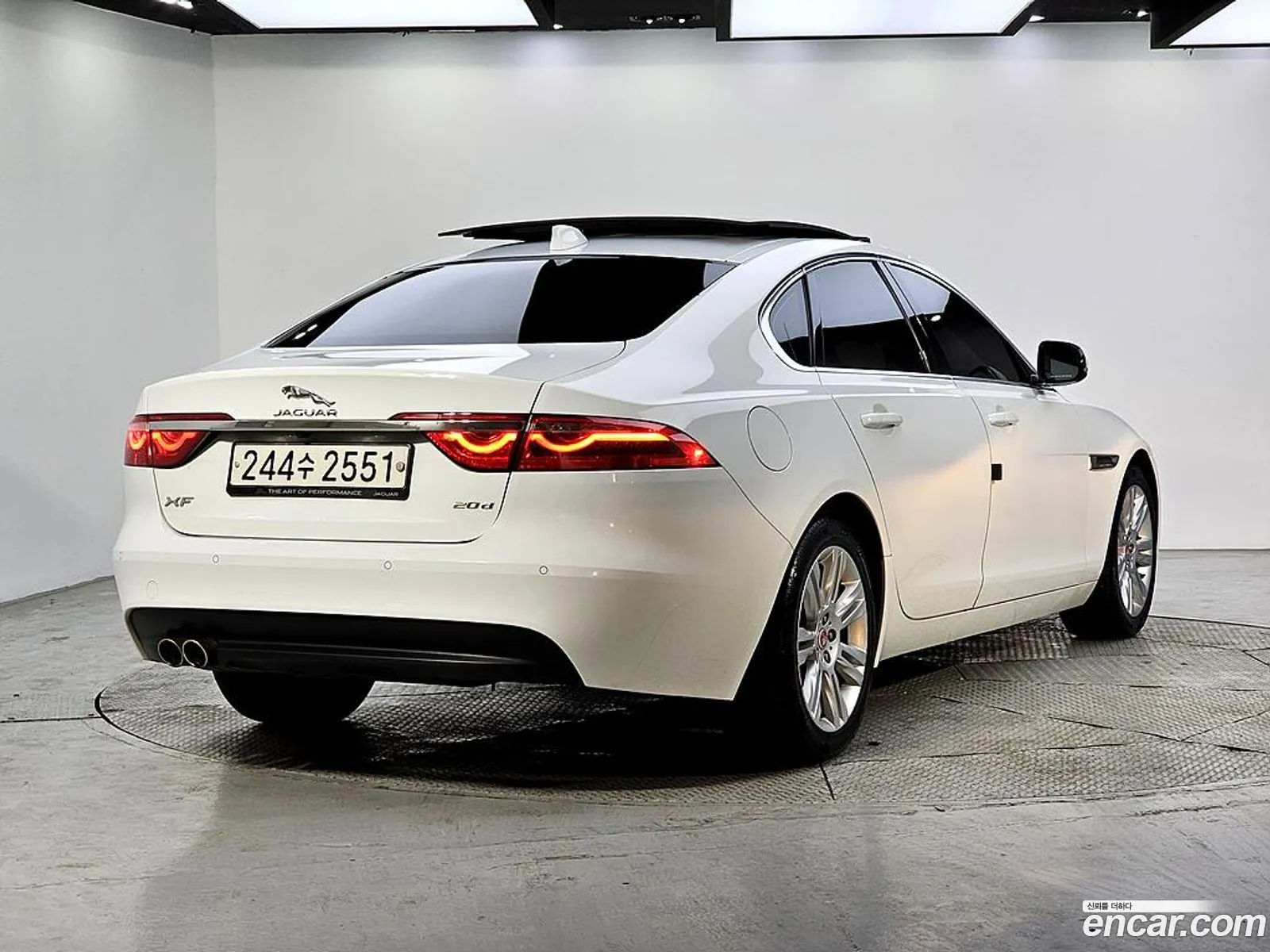Jaguar XF 2016 — 17
