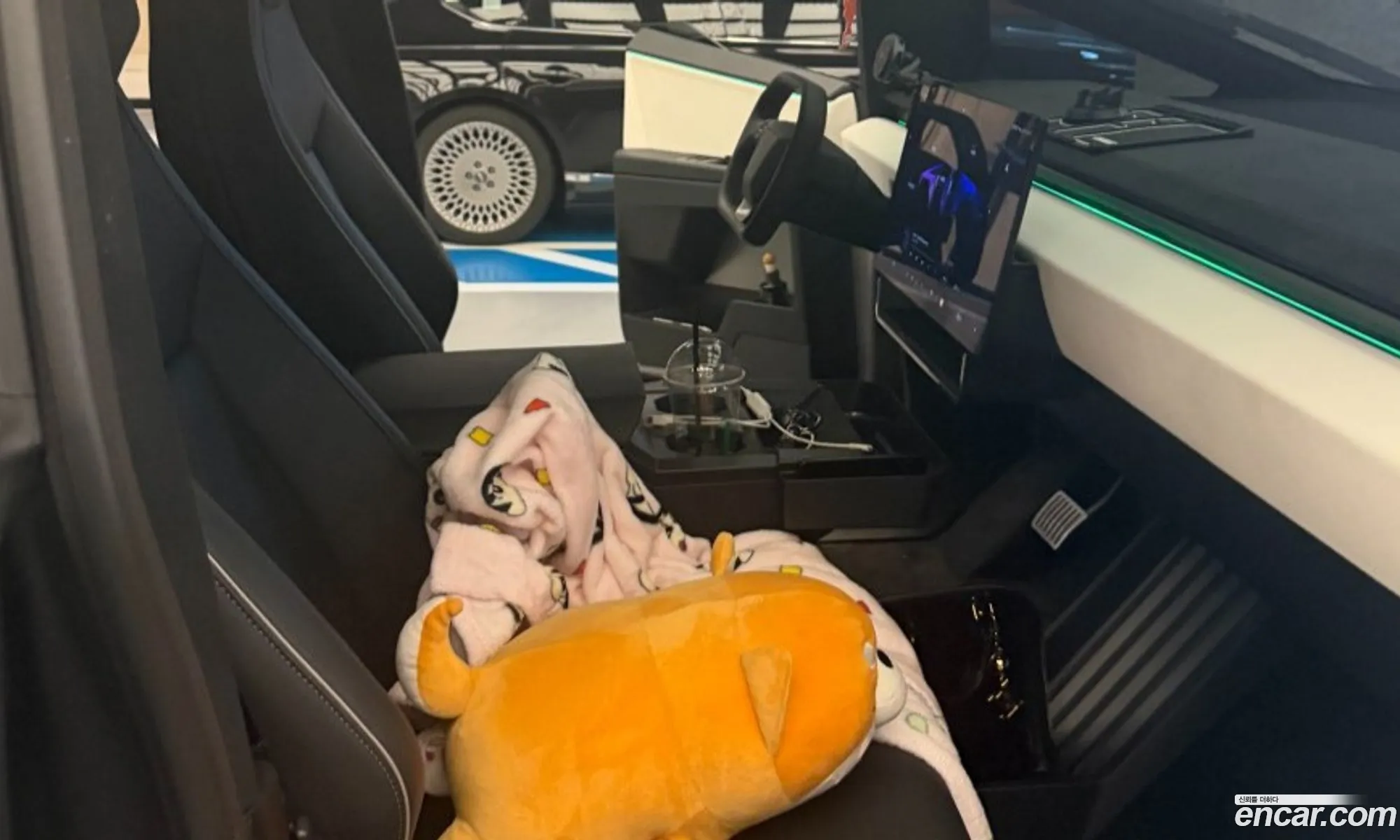 Tesla Cybertruck 2025 — 8