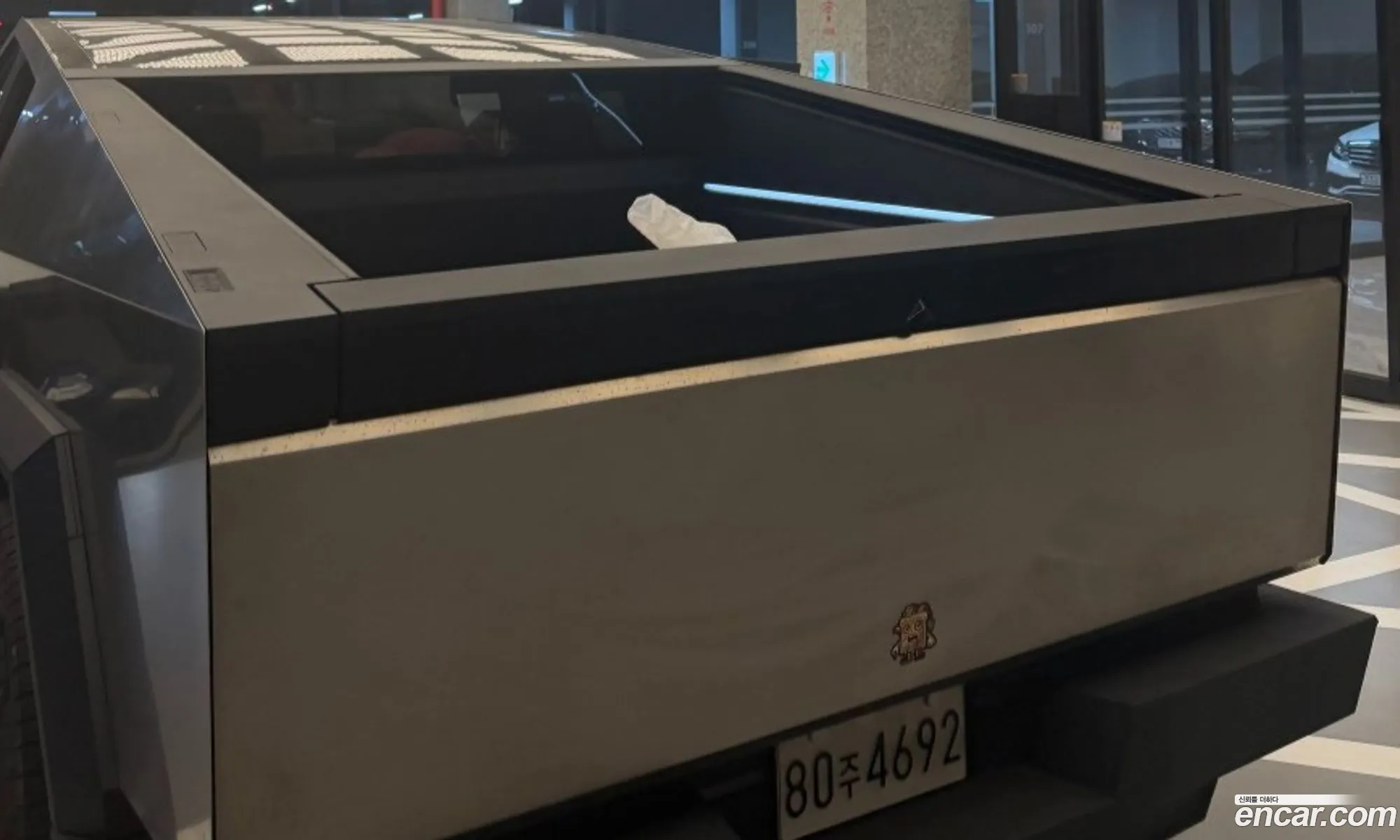 Tesla Cybertruck 2025 — 12