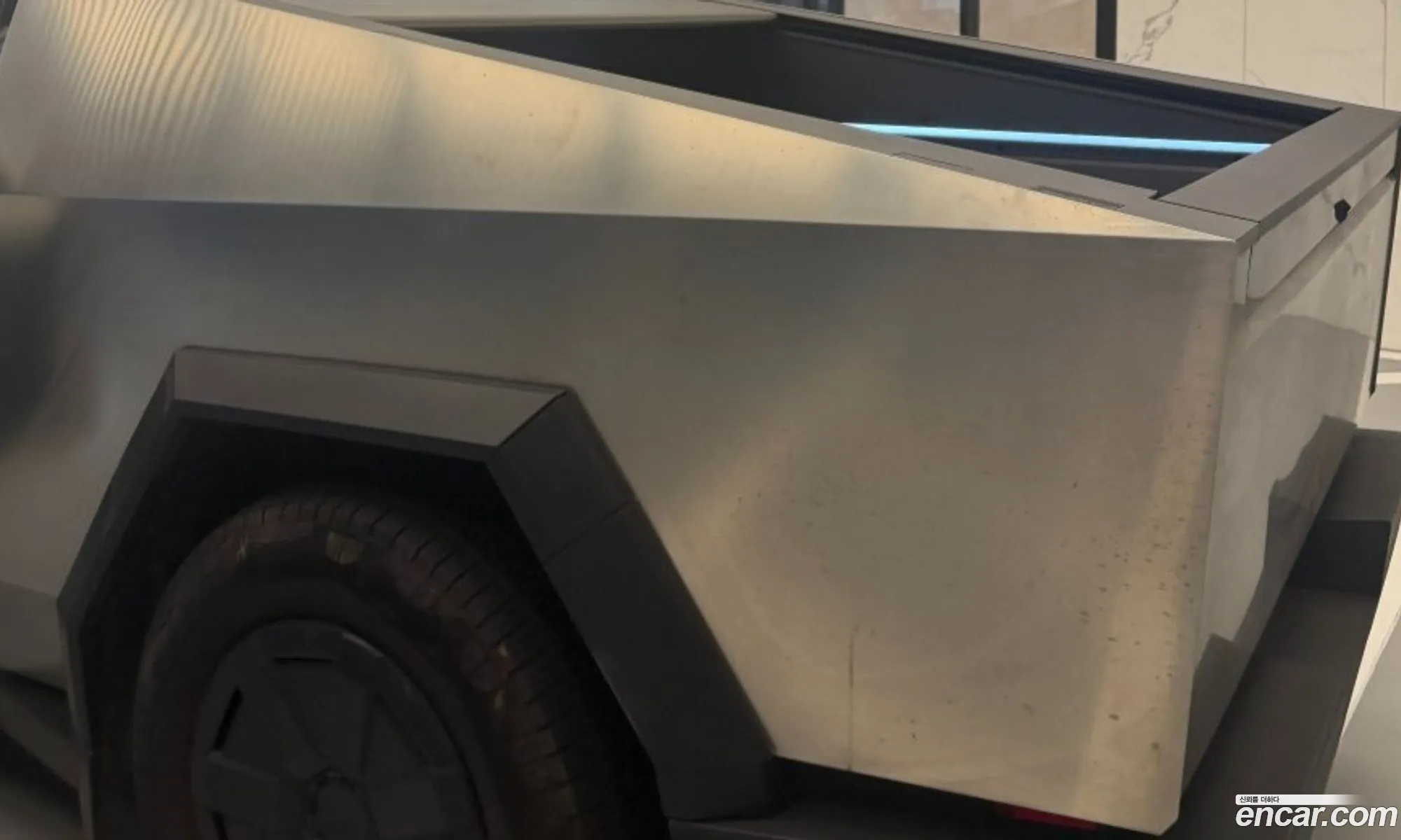 Tesla Cybertruck 2025 — 10
