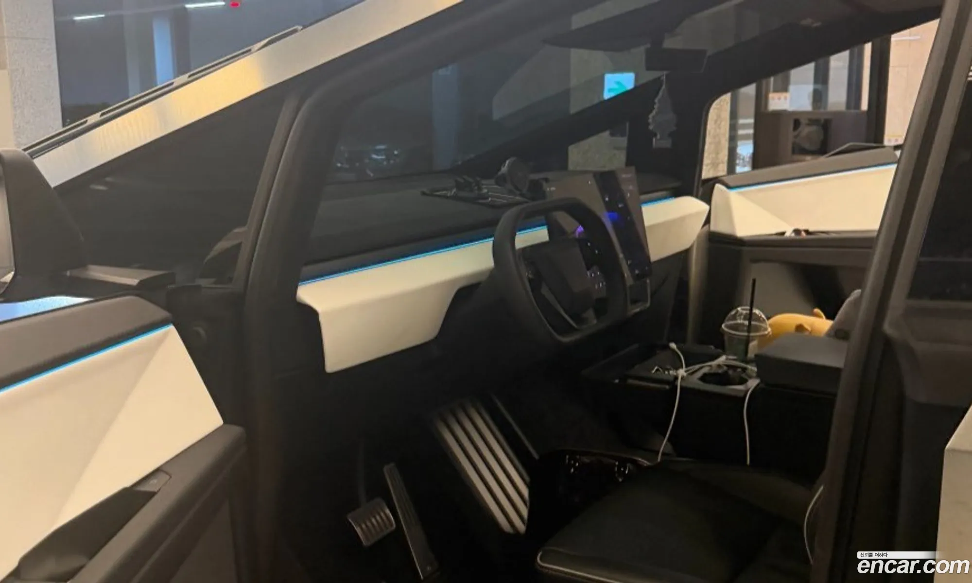 Tesla Cybertruck 2025 — 7