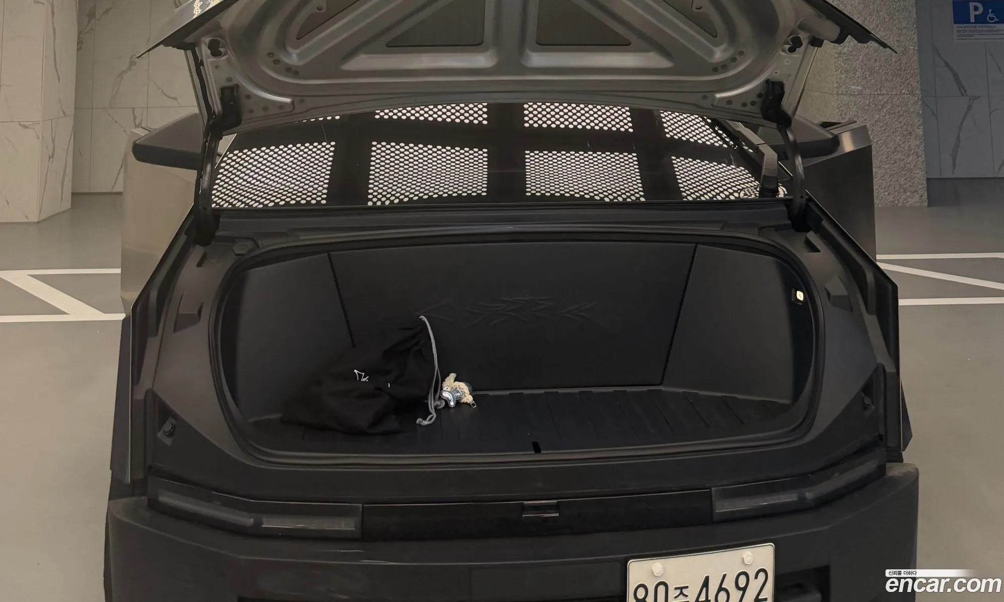 Tesla Cybertruck 2025 — 14