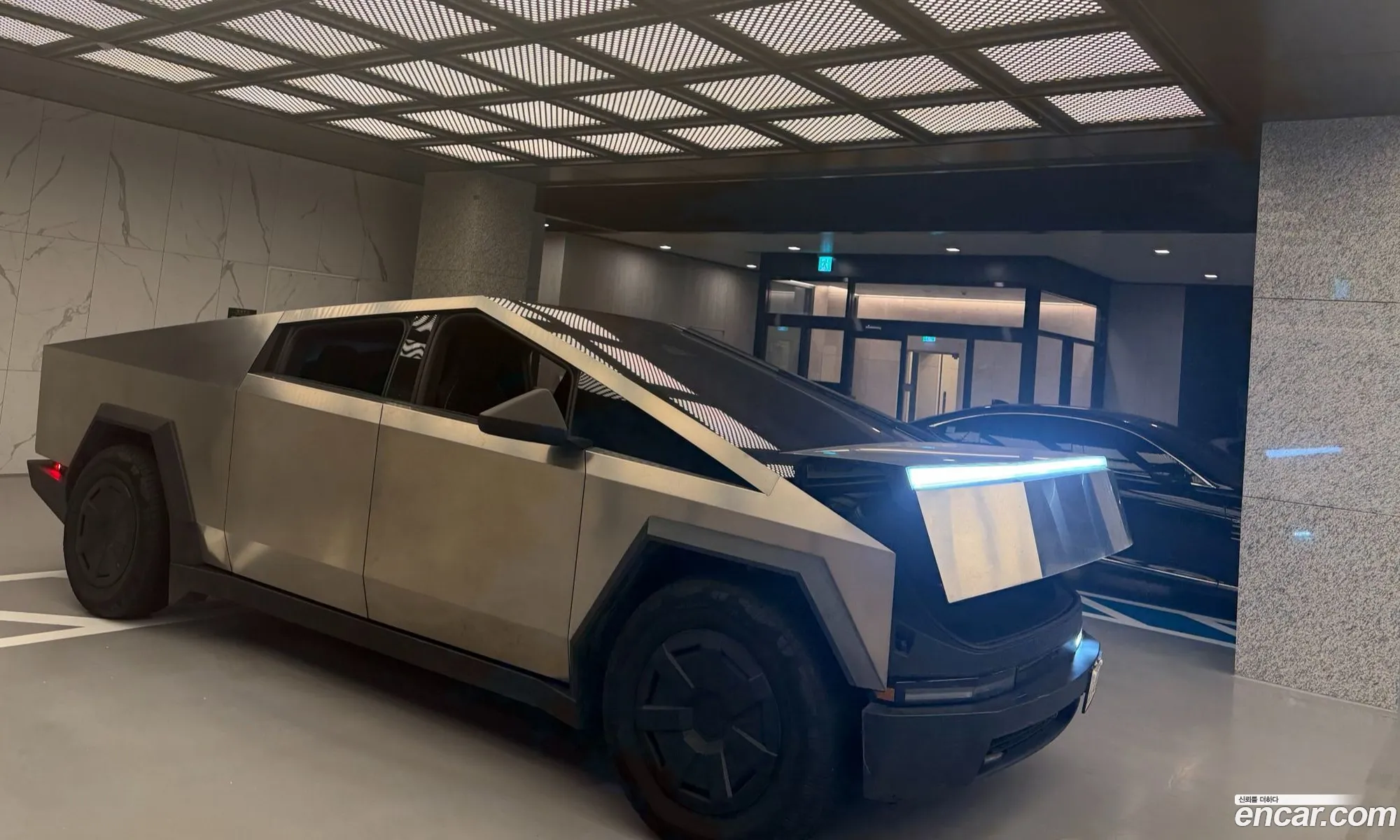 Tesla Cybertruck 2025 — 11