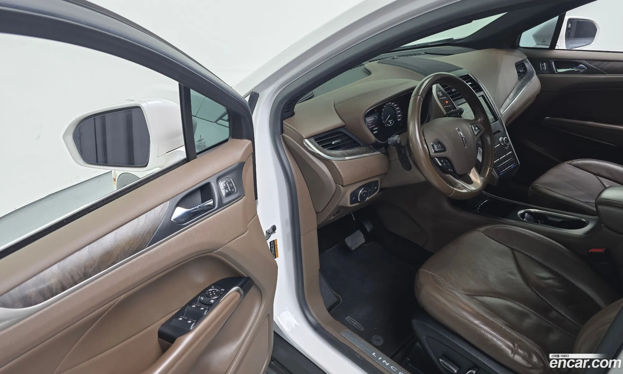 Lincoln MKC 2017 5LMCJ3D97HUL39579 — 3