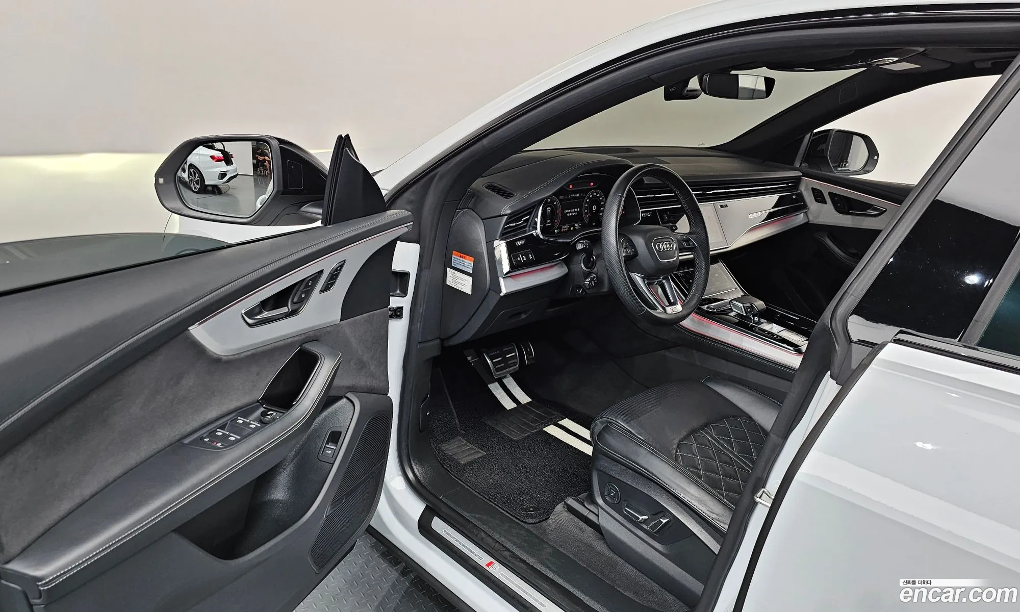 Audi Q8 2023 WAUZZZF14PD024920 — 4
