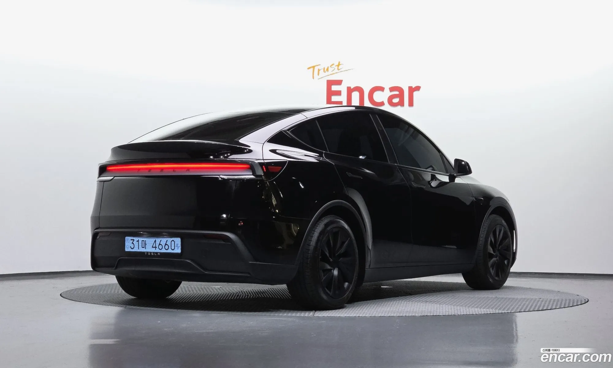 Tesla Model Y 2025 — 8