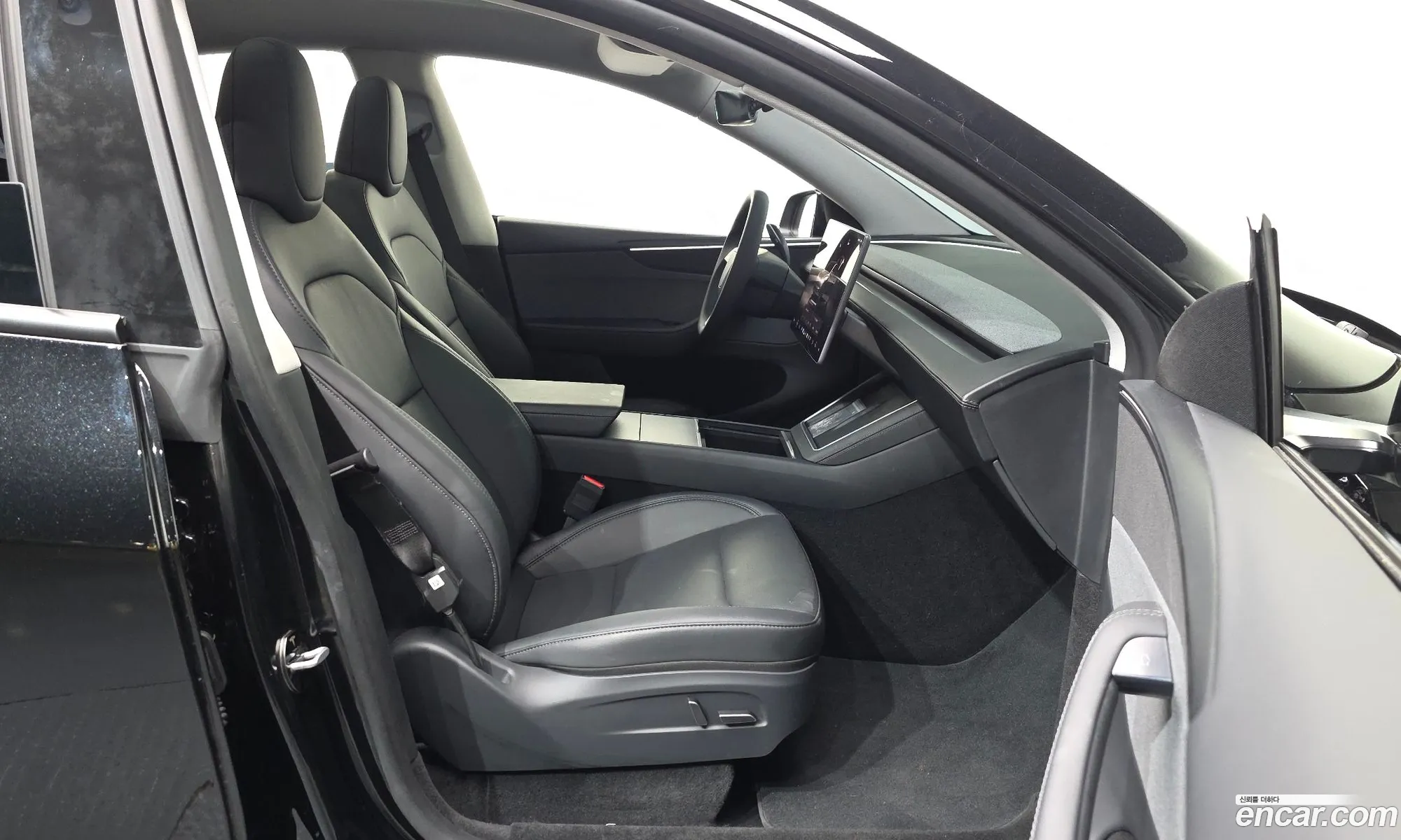 Tesla Model Y 2025 — 2