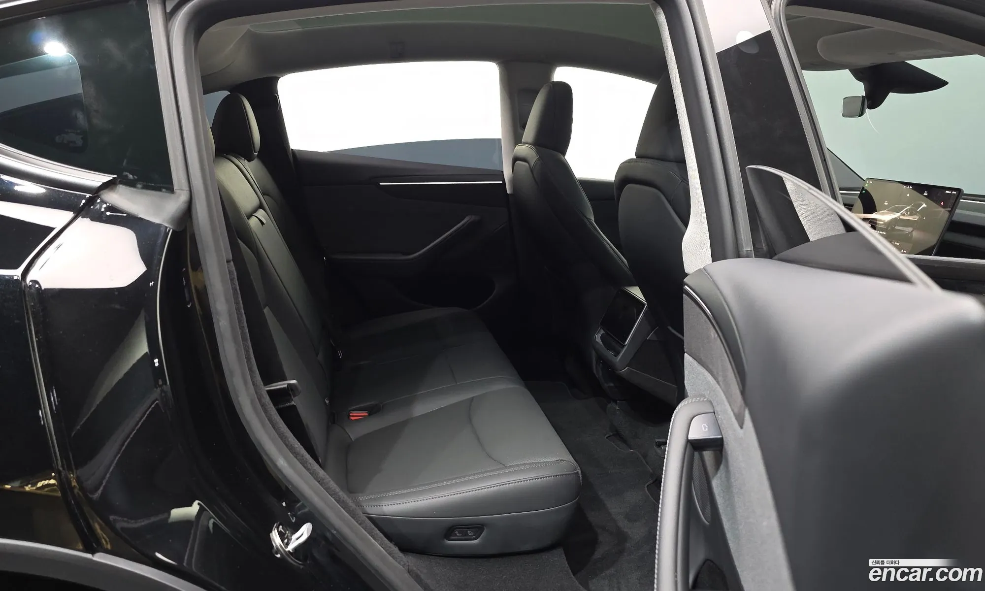Tesla Model Y 2025 — 7