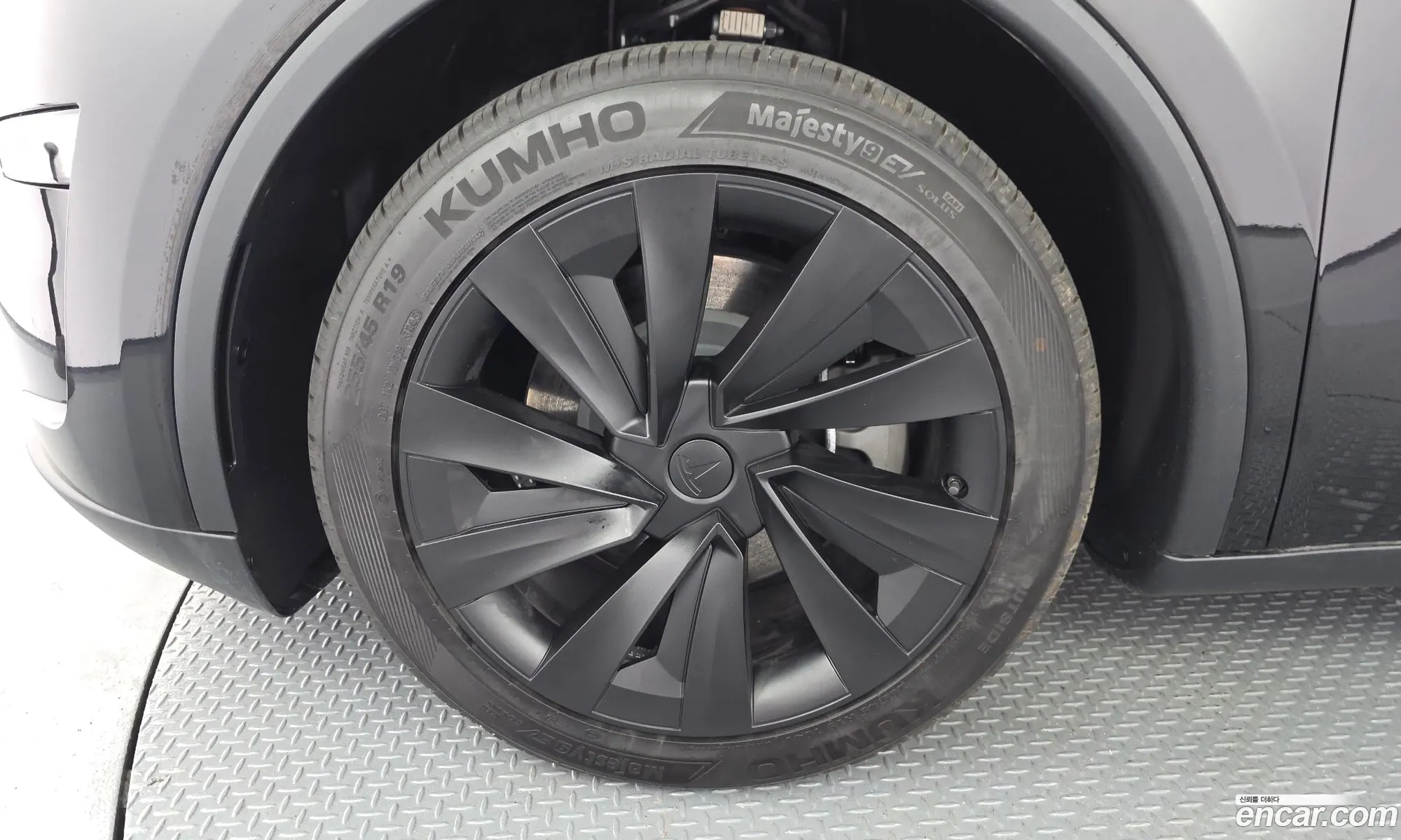 Tesla Model Y 2025 — 6