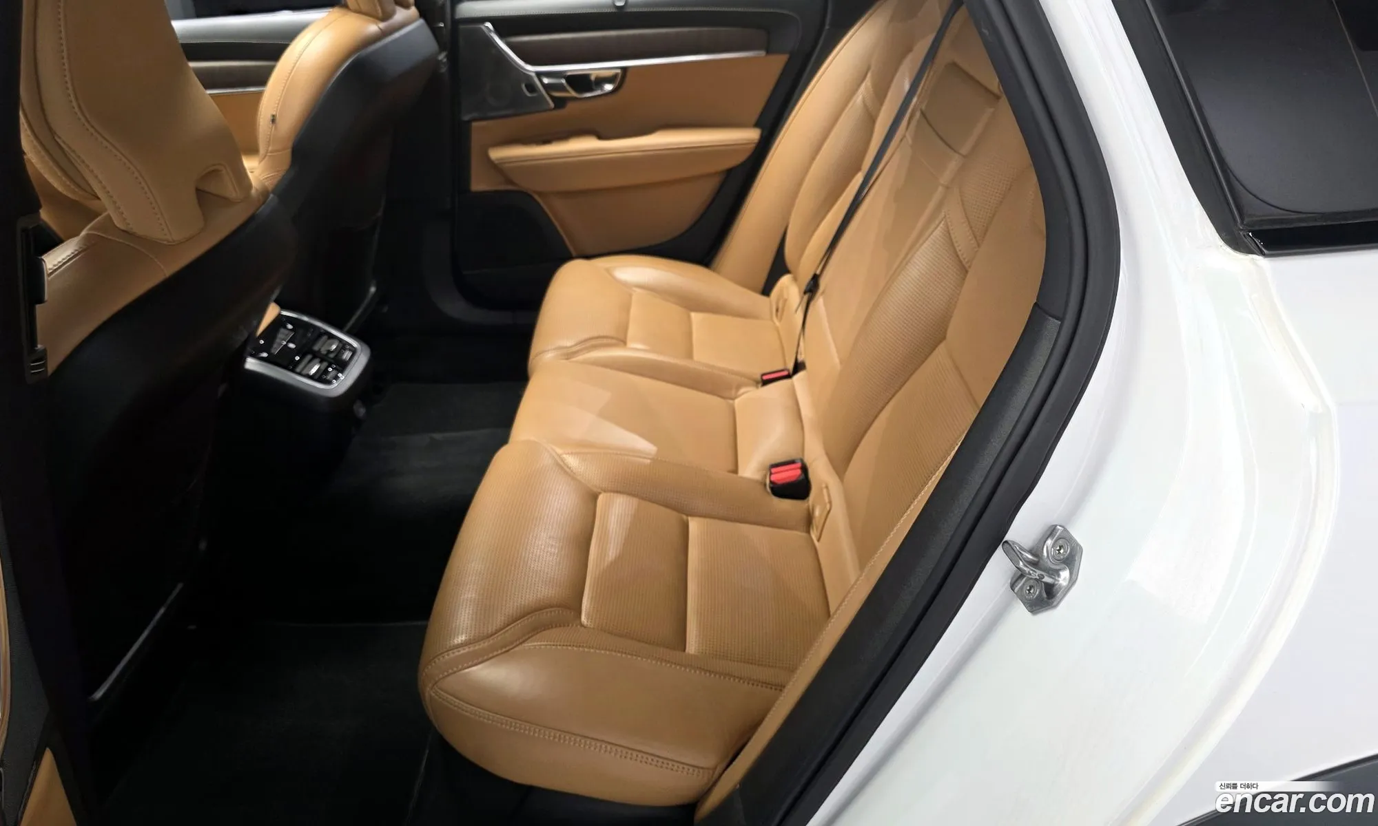 Volvo V90 Cross Country 2020 — 28