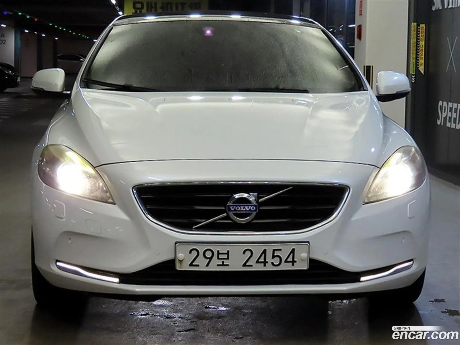 Volvo V40 2015 — 12