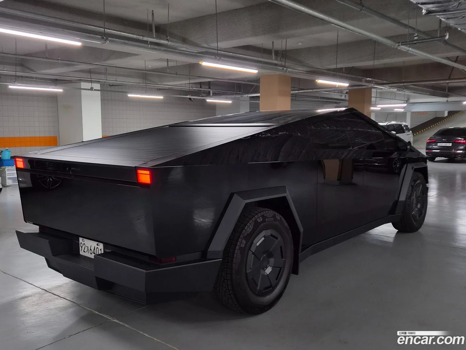 Tesla Cybertruck 2025 — 7