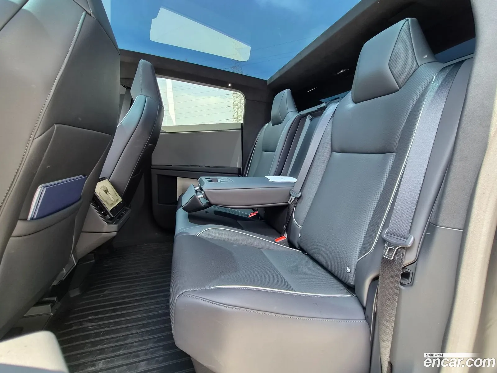 Tesla Cybertruck 2025 — 9
