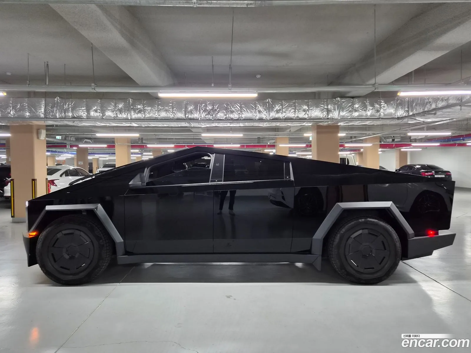 Tesla Cybertruck 2025 — 19