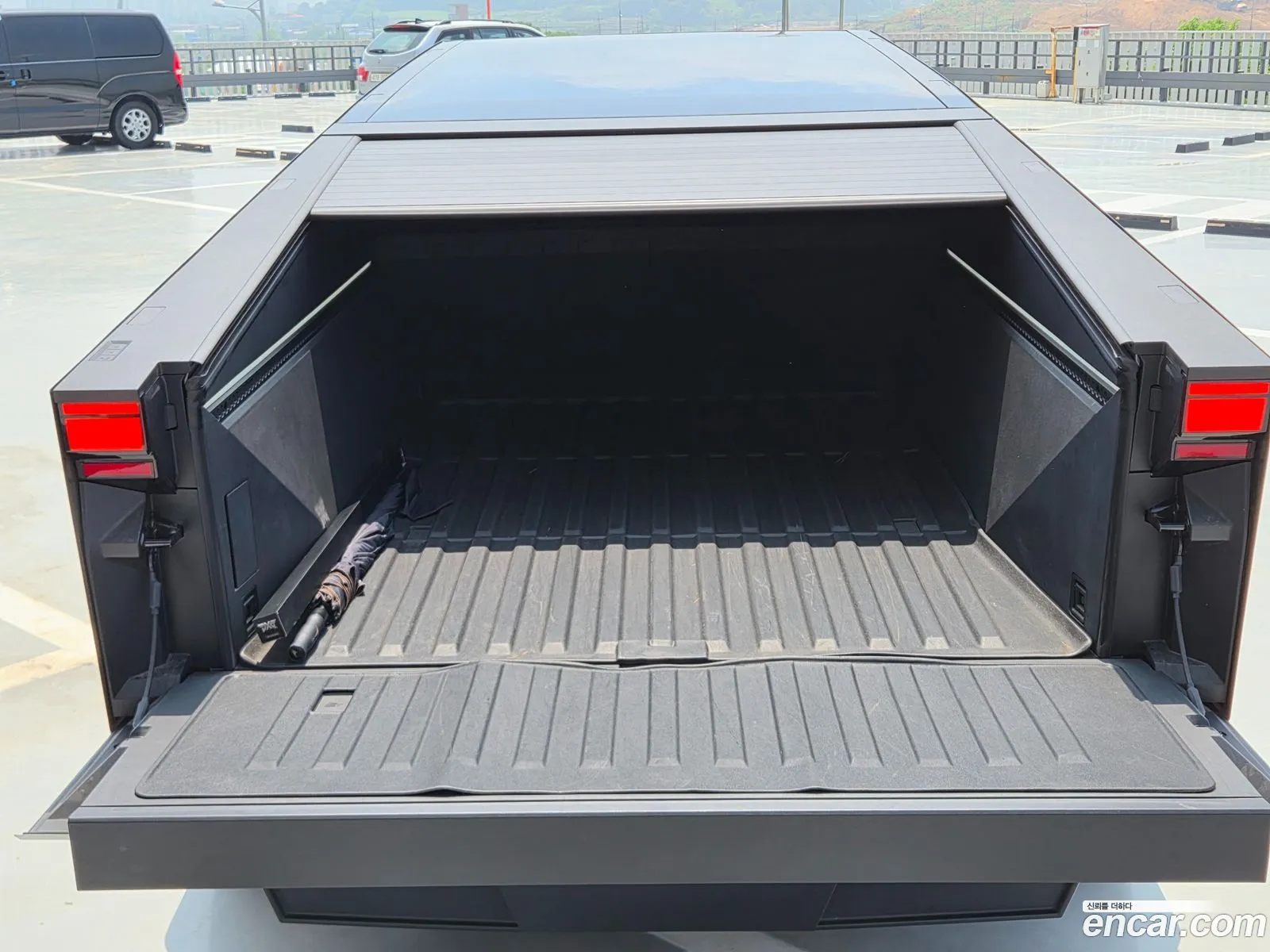 Tesla Cybertruck 2025 — 8