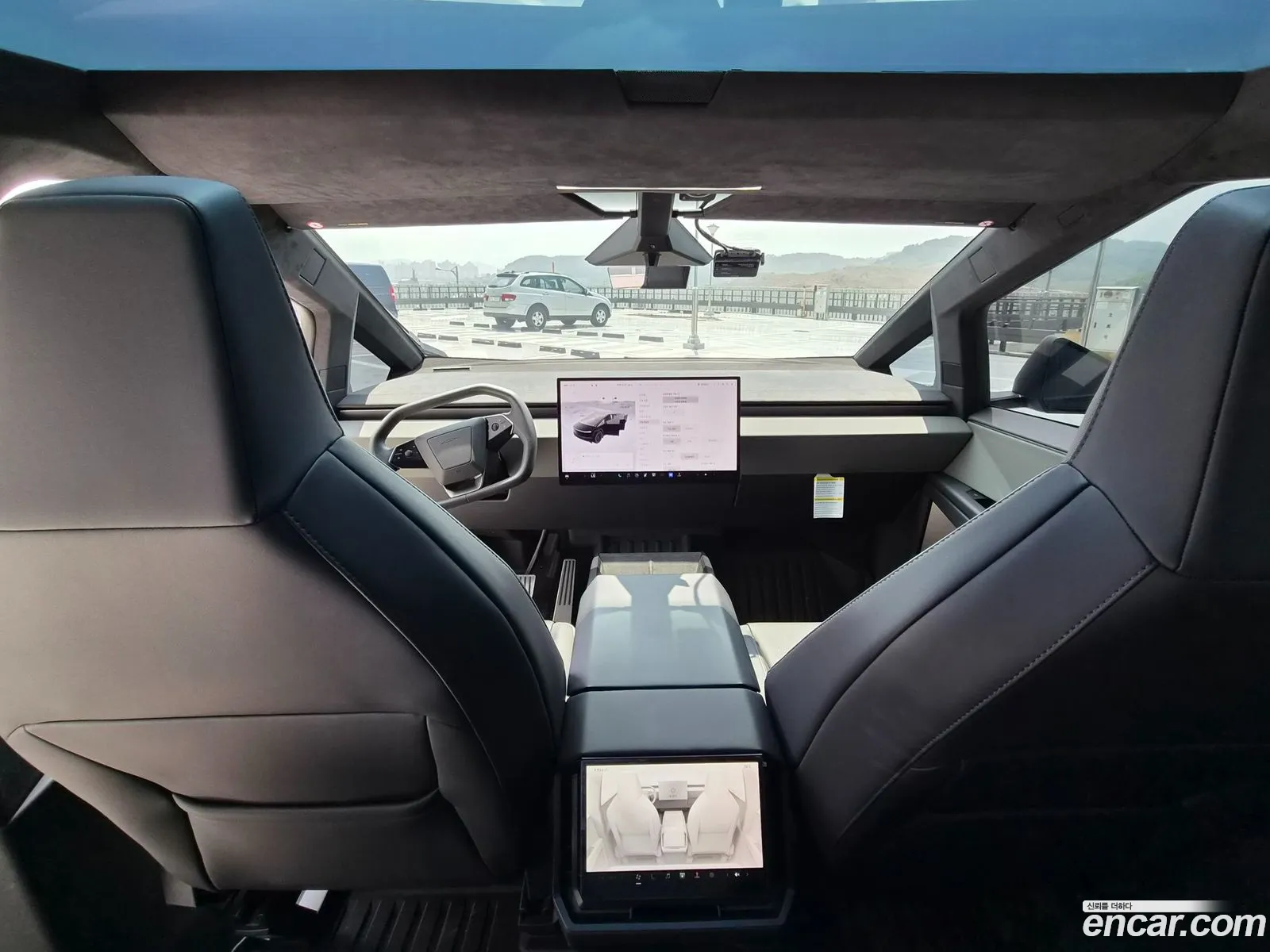 Tesla Cybertruck 2025 — 18