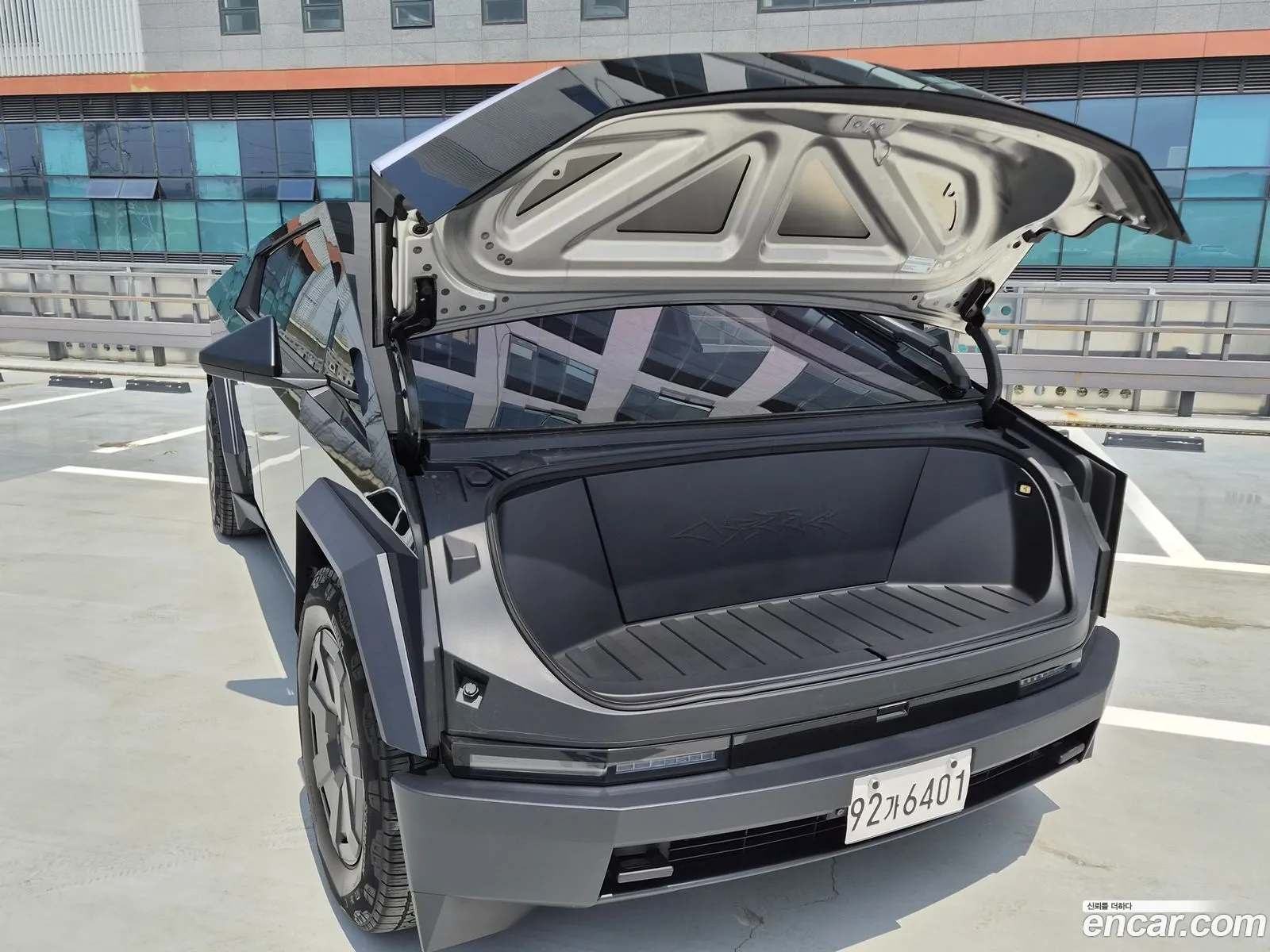 Tesla Cybertruck 2025 — 20