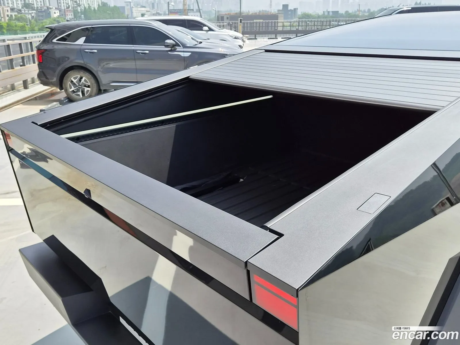 Tesla Cybertruck 2025 — 11