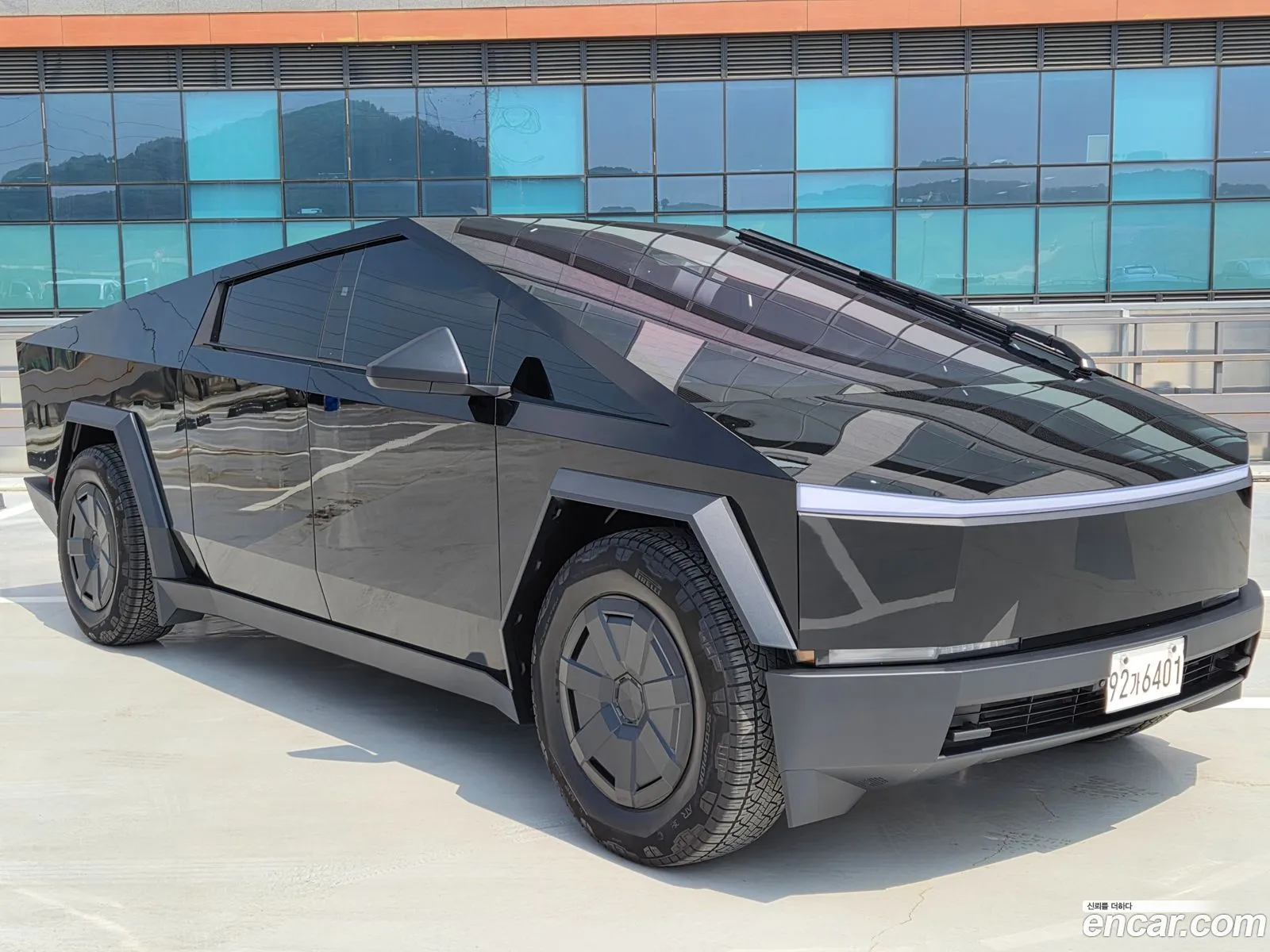 Tesla Cybertruck 2025 — 10