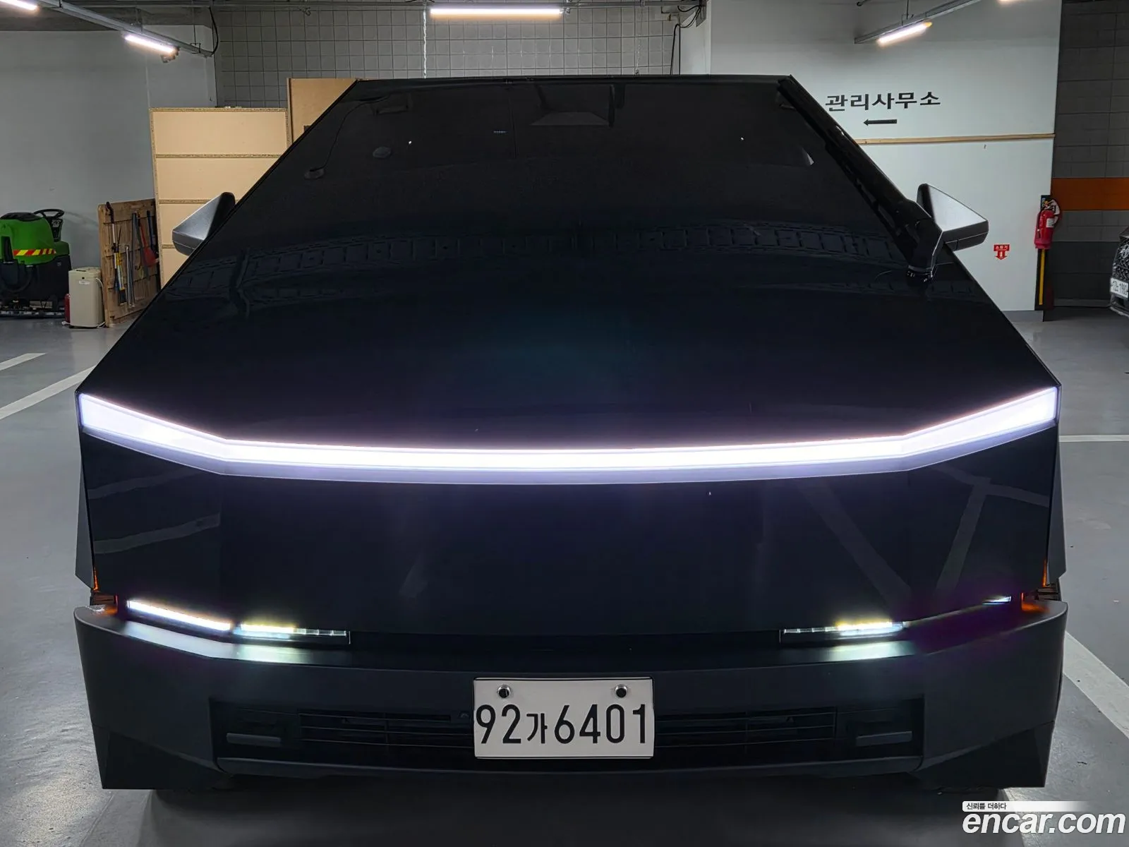 Tesla Cybertruck 2025 — 15