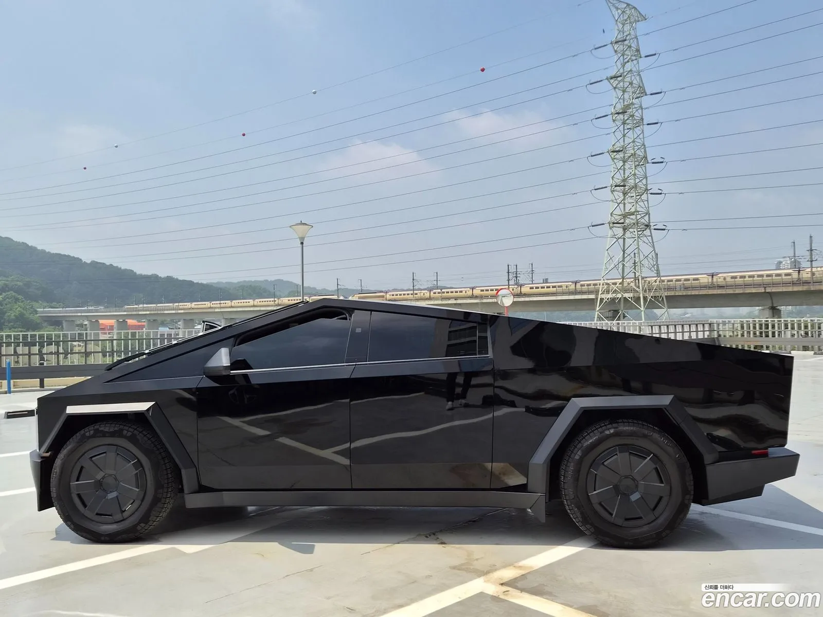 Tesla Cybertruck 2025 — 16