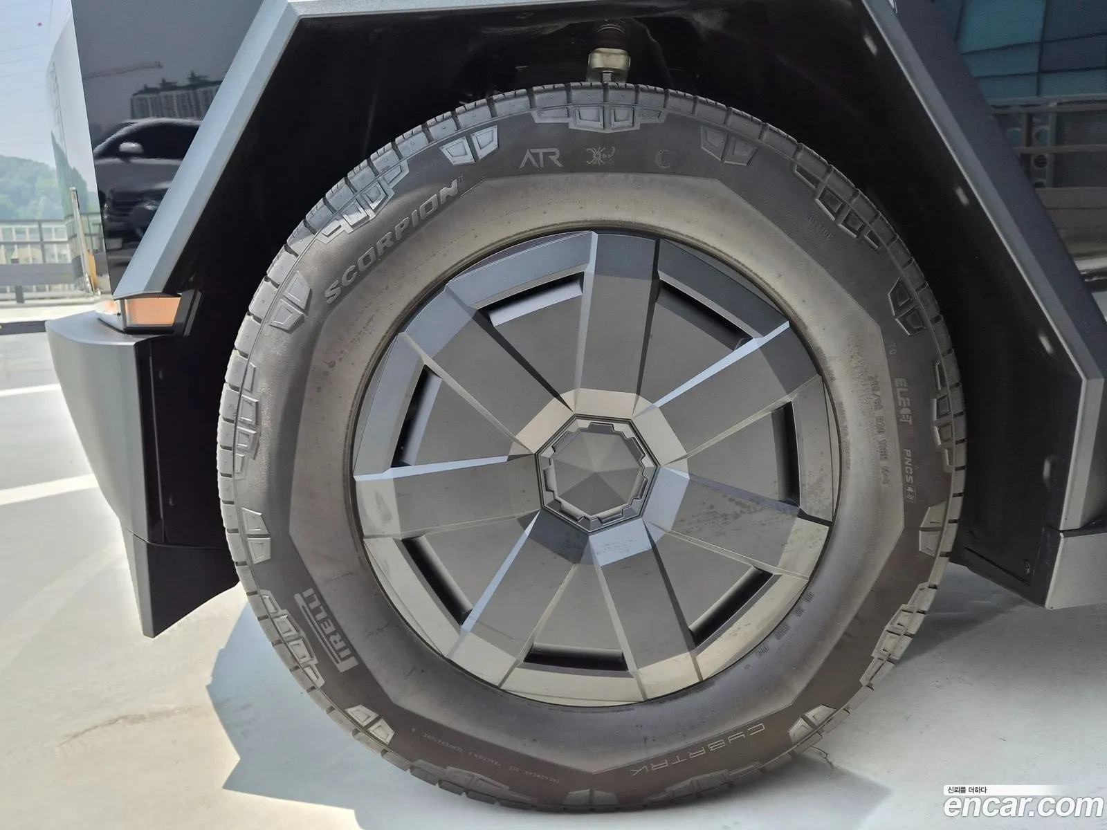 Tesla Cybertruck 2025 — 13
