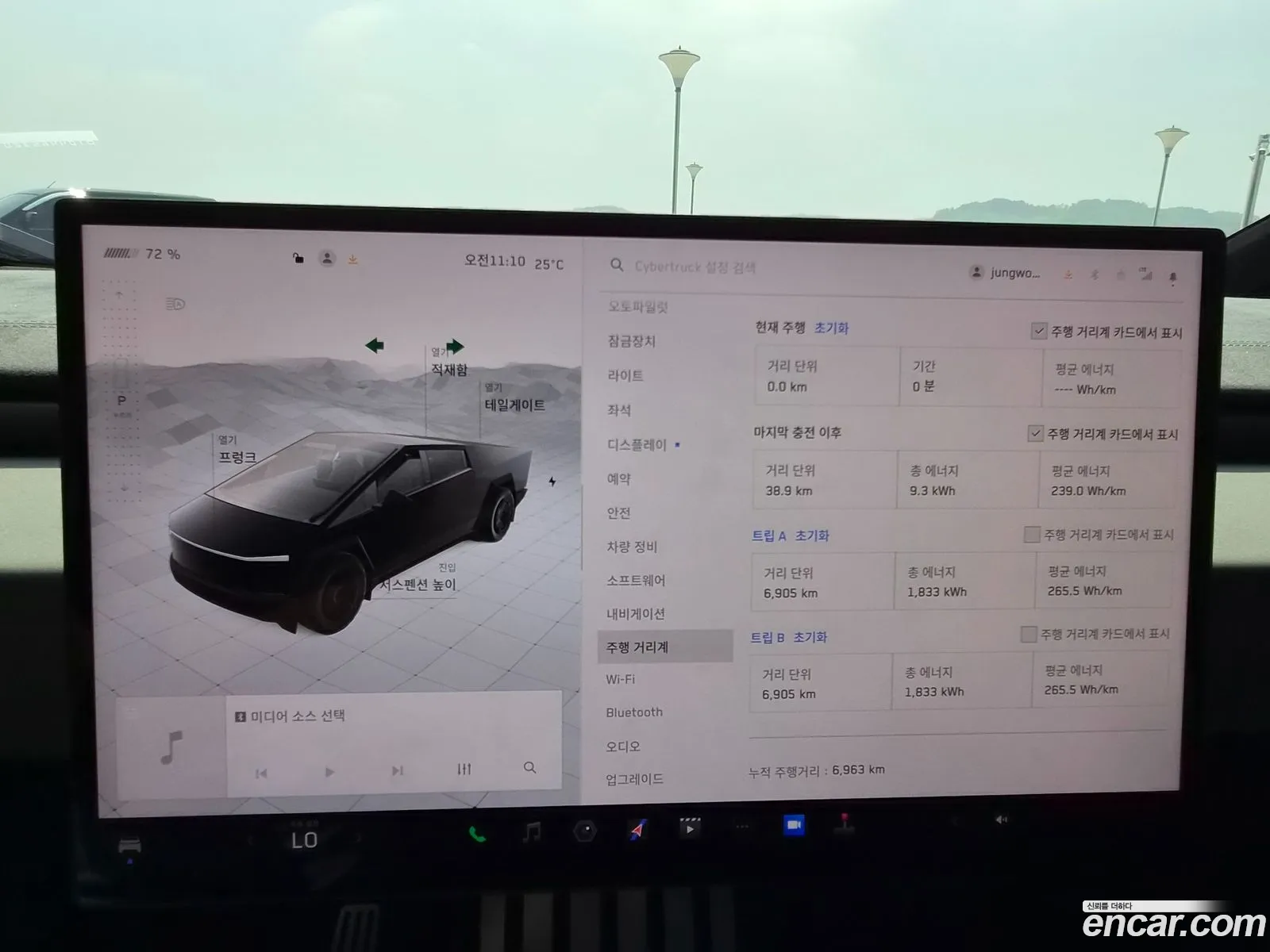 Tesla Cybertruck 2025 — 14