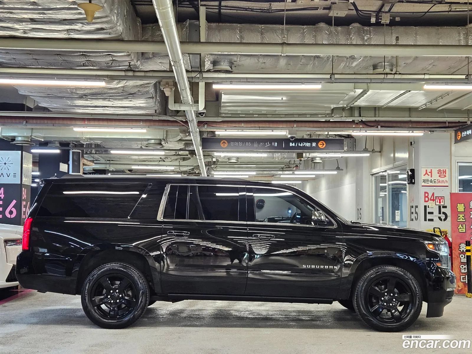 Chevrolet Suburban 2017 — 16