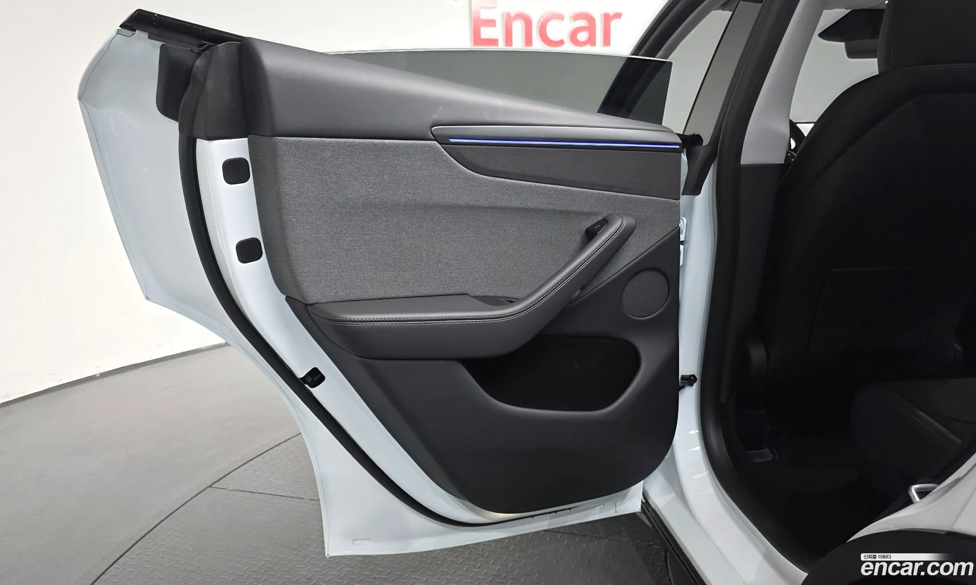 Tesla Model Y 2025 LRWYGCFJ6SC051971 — 17