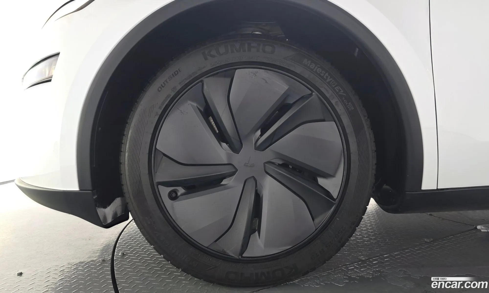 Tesla Model Y 2025 LRWYGCFJ6SC051971 — 3