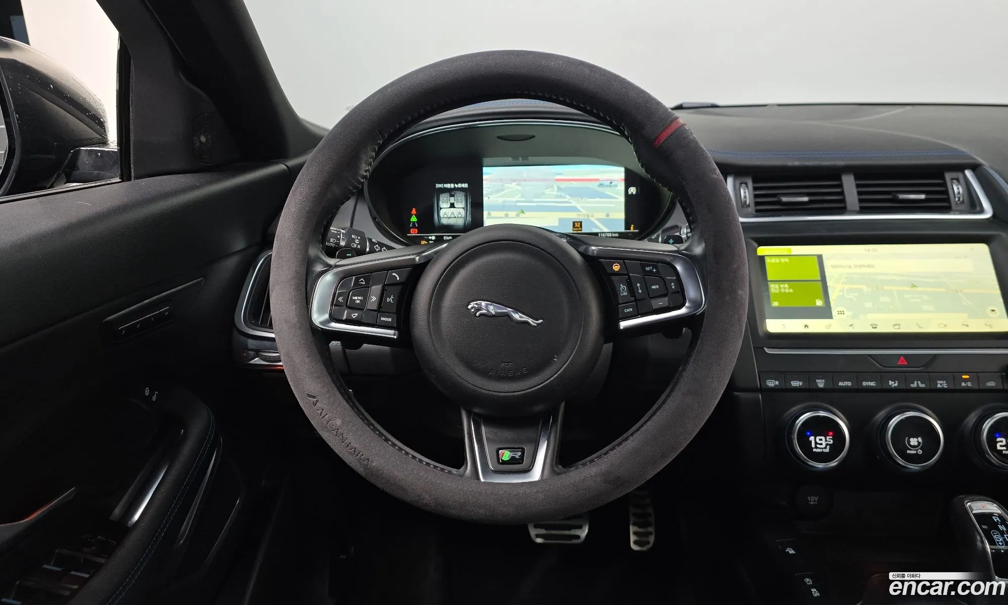 Jaguar E-Pace 2018 SADFA2BX4J1Z32618 — 15