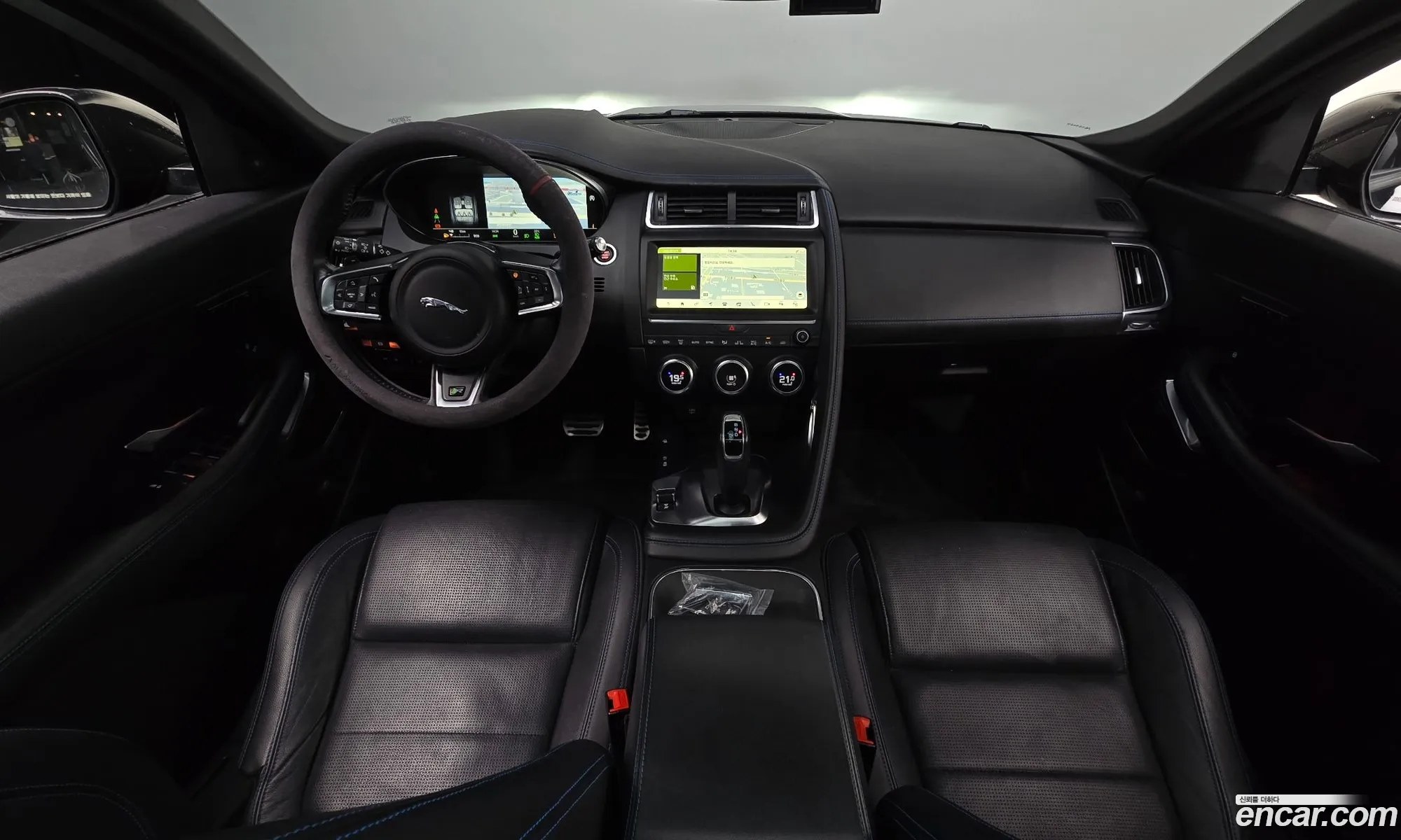 Jaguar E-Pace 2018 SADFA2BX4J1Z32618 — 11